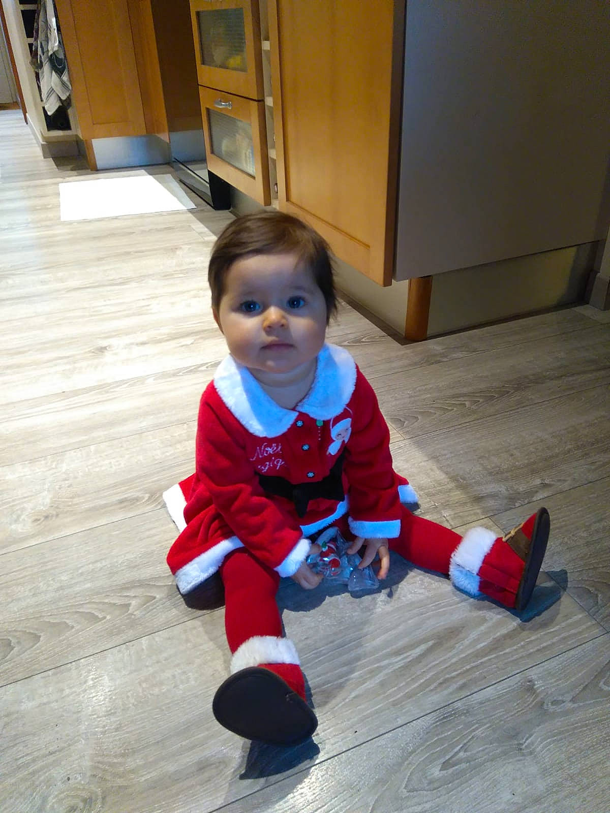 Aélia participe au concours pour gagner de l'argent avec cette photo : child, day, floor, flooring, fun, girl, infant, person, play, product, recreation, red, sitting, skin, standing, toddler