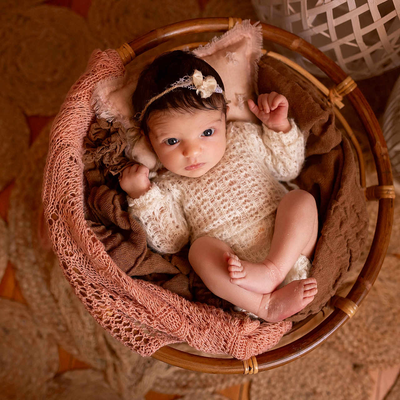 Romy a rejoint le concours — aidez-le/la à gagner de superbes lots ! baby, basket, blanket, brown, clothing, cozy, cute, decor, feet, floor, hands, headband, indoors, infant, looking_up, newborn, pink, portrait, soft_texture, woven