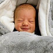 Luciana participe au concours pour gagner de l'argent avec cette photo : baby, newborn, blanket, cozy, smile, face, sleepy, soft, wrapped, infant, cute, child, warm, comfort, portrait, closeup, skin, head, expression, peaceful