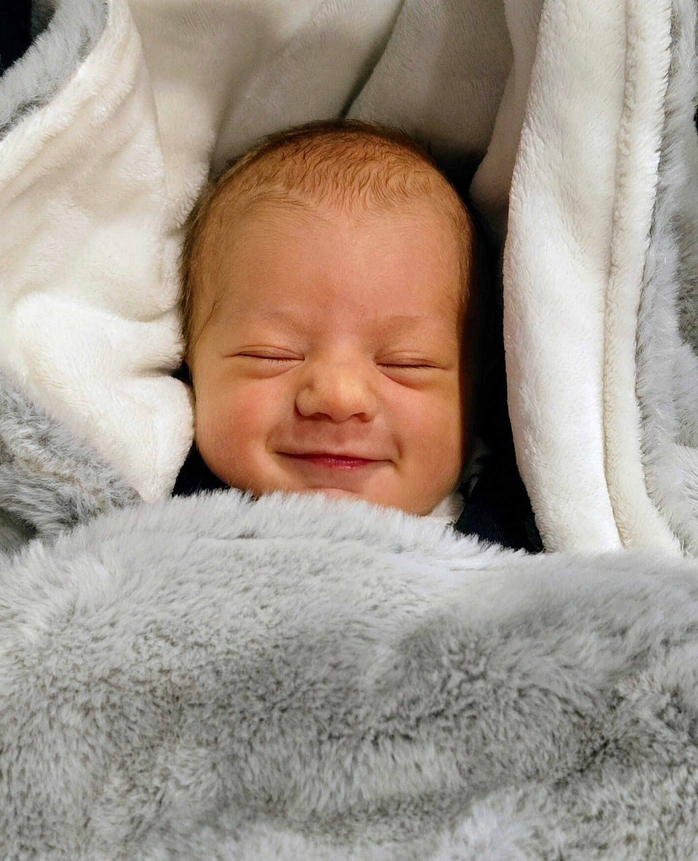 Luciana participe au concours pour gagner de l'argent avec cette photo : baby, newborn, blanket, cozy, smile, face, sleepy, soft, wrapped, infant, cute, child, warm, comfort, portrait, closeup, skin, head, expression, peaceful