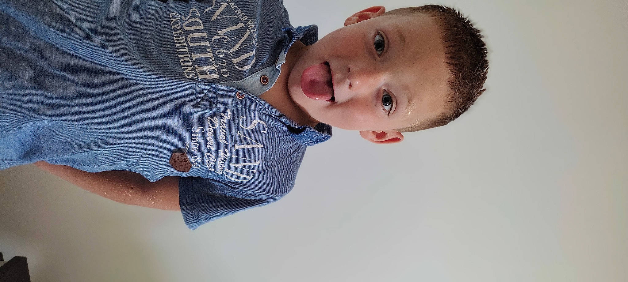 Evan participe au concours pour gagner de l'argent avec cette photo : cheek, child, denim, elbow, electric_blue, eye, flash_photography, fun, gesture, happy, human_body, mouth, neck, nose, pattern, person, skin, sleeve, smile, t_shirt