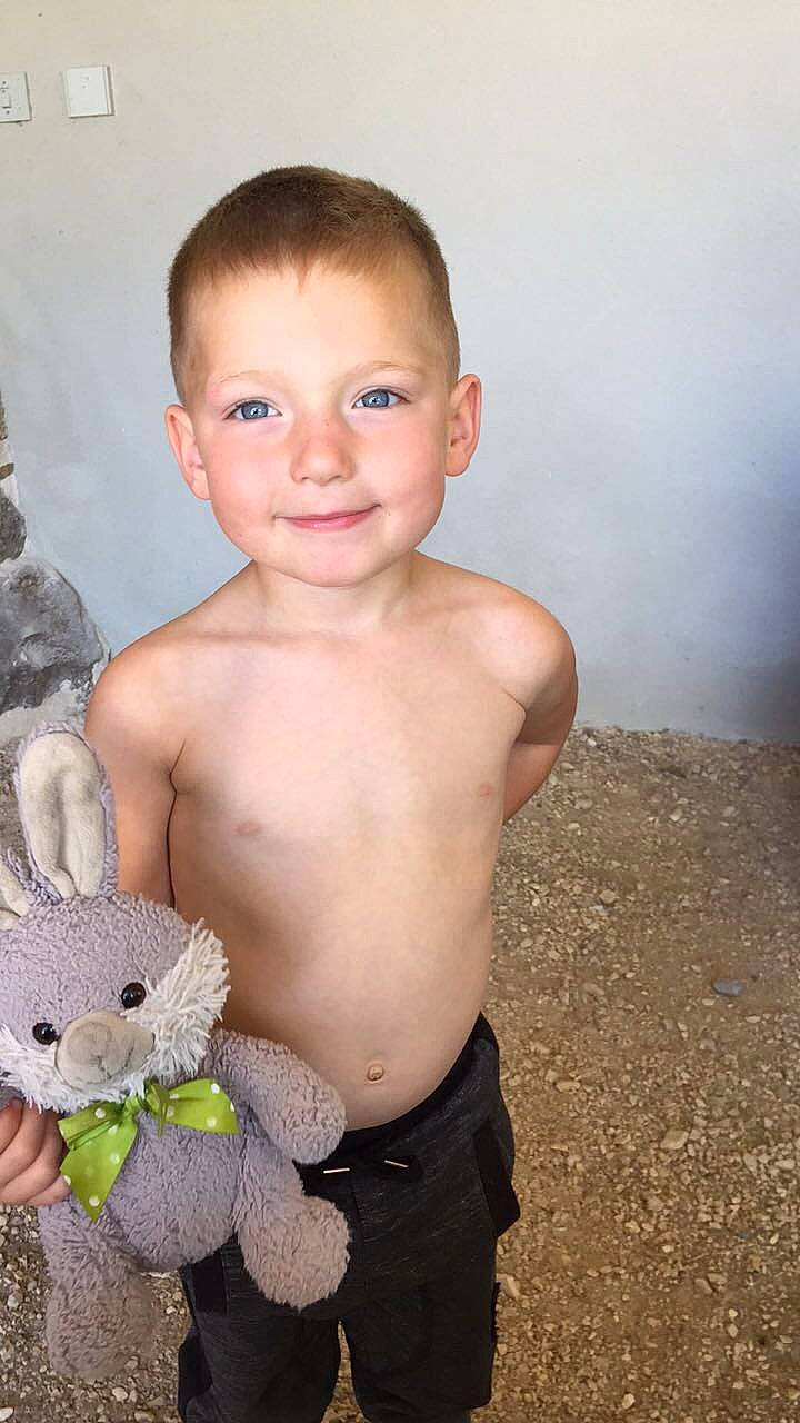 Evan a rejoint le concours — aidez-le/la à gagner de superbes lots ! abdomen, baby, cheek, chest, child, eye, face, iris, joy, person, skin, smile, stomach, toddler, trunk