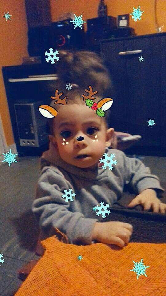 Nahil a rejoint le concours — aidez-le/la à gagner de superbes lots ! blue, child, christmas, event, fun, girl, holiday, infant, person, play, product, toddler, vertebrate