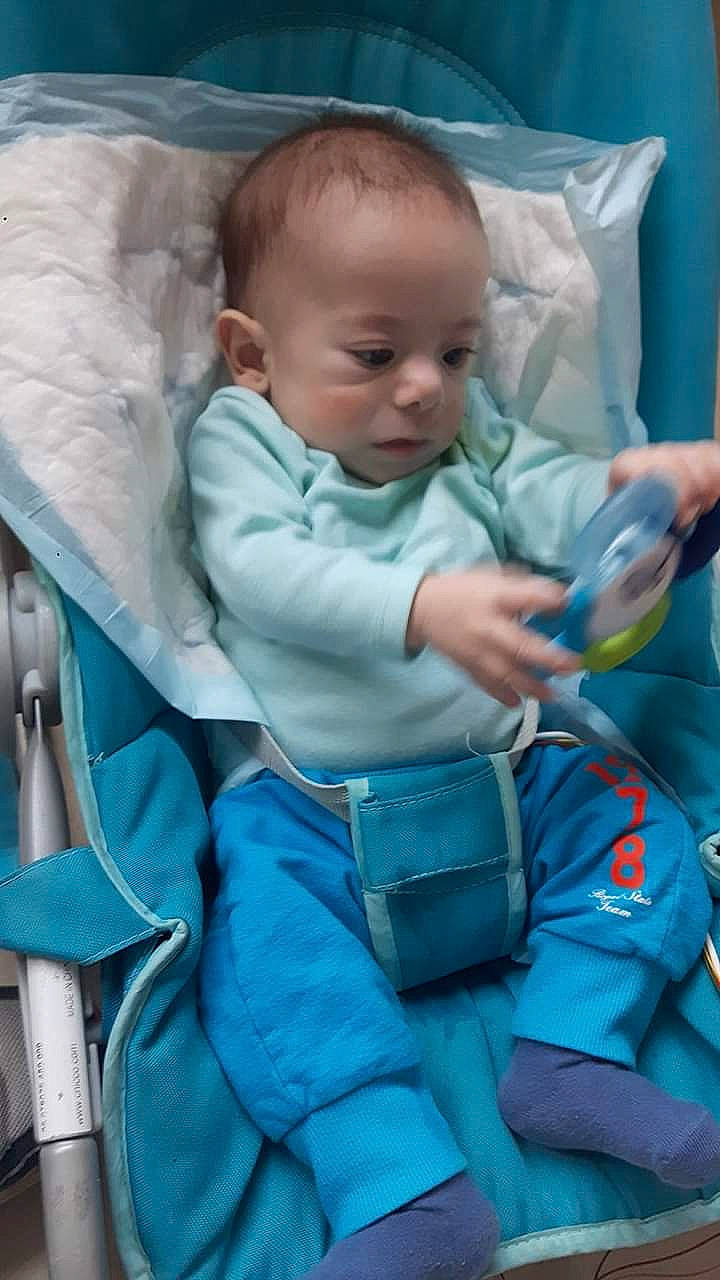 Nahil participe au concours pour gagner de l'argent avec cette photo : baby_products, blue, car_seat, child, day, girl, infant, person, play, product, sitting, skin, toddler, turquoise