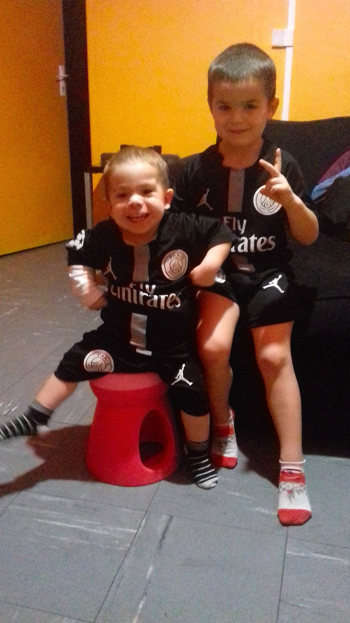 Riyad participe au concours pour gagner de l'argent avec cette photo : arm, boxing_glove, child, day, fitness_professional, footwear, human_body, joint, joy, leg, muscle, person, physical_fitness, product, punching_bag, room, shoulder, sport_venue, sportswear, strength_training