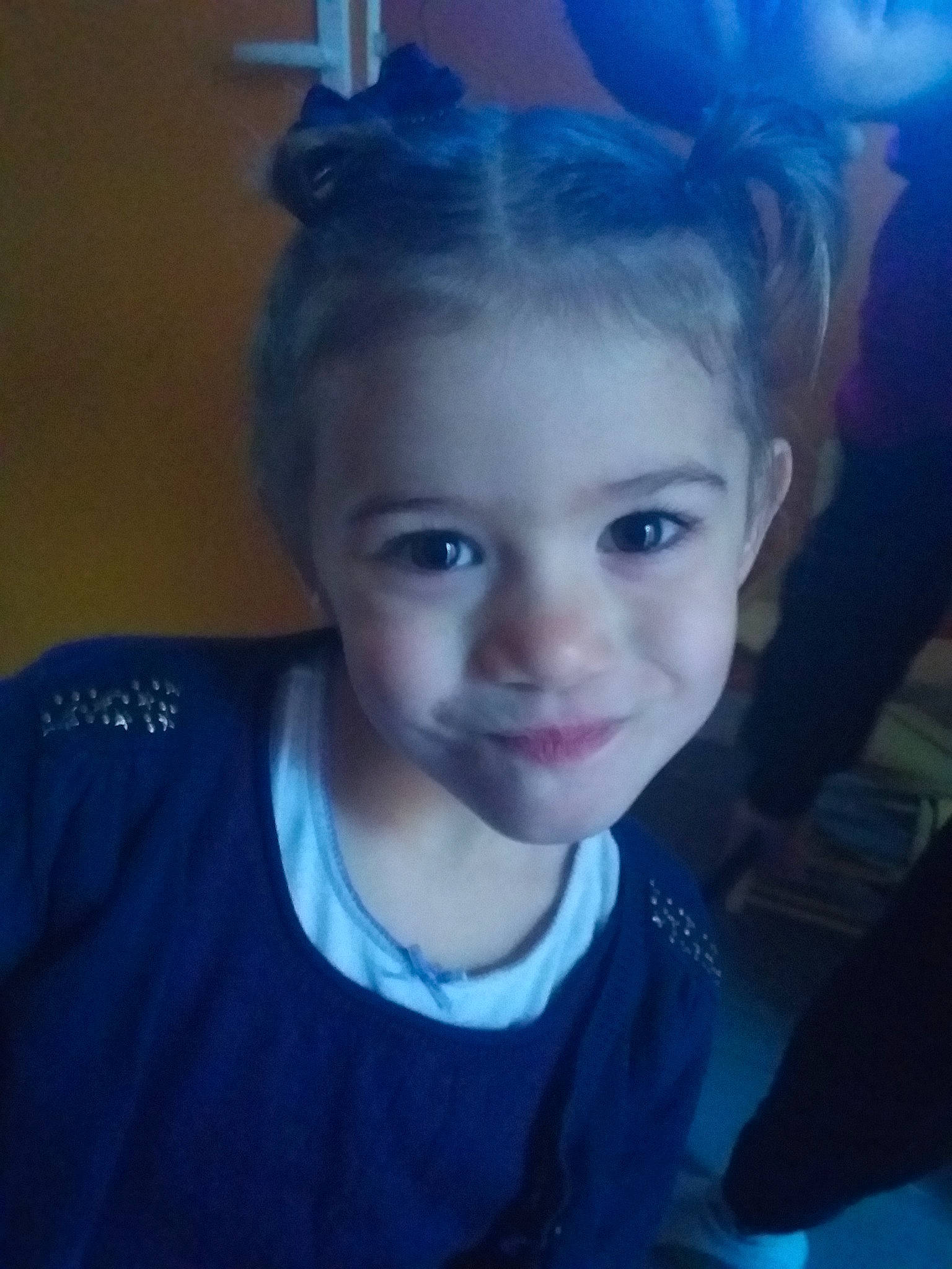 Kahina participe au concours pour gagner de l'argent avec cette photo : blue, boy, cheek, child, chin, day, ear, eye, eyebrow, face, forehead, hair, hairstyle, head, human_hair_color, nose, person, skin, smile, snapshot