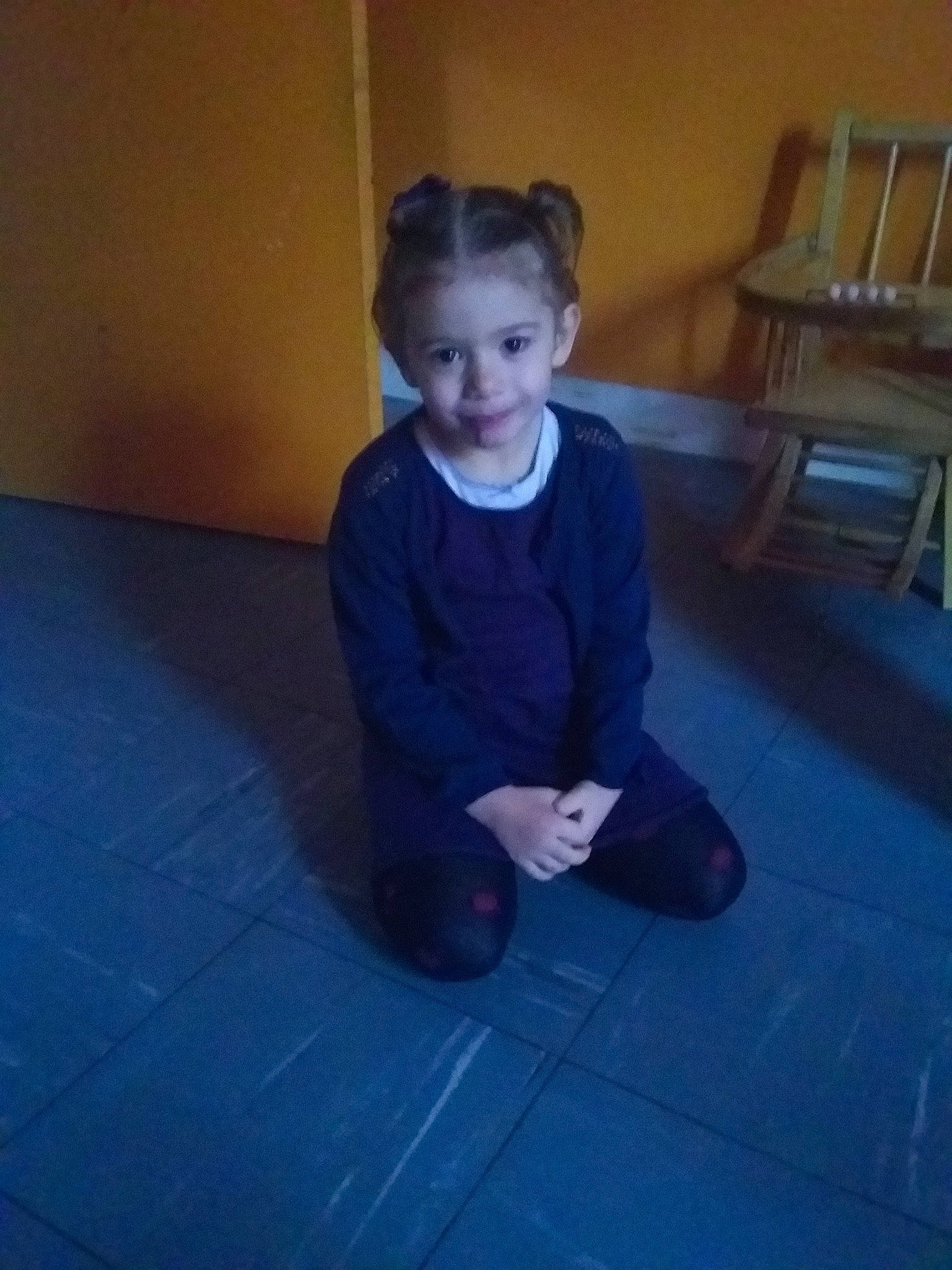 Kahina a rejoint le concours — aidez-le/la à gagner de superbes lots ! arm, blue, boy, child, crawling, day, eye, floor, flooring, fun, girl, leg, organ, person, play, product, sitting, standing, toddler