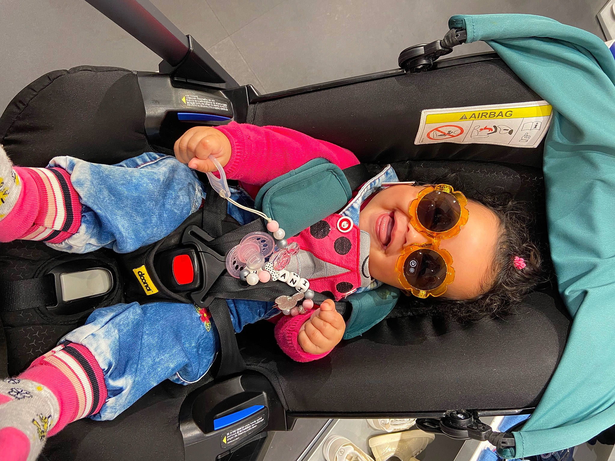 Heiani a rejoint le concours — aidez-le/la à gagner de superbes lots ! auto_part, baby_carriage, baby_products, bag, car_seat, carmine, child, comfort, eyewear, fun, lap, luggage_and_bags, orange, person, personal_protective_equipment, recreation, toddler, vehicle_door