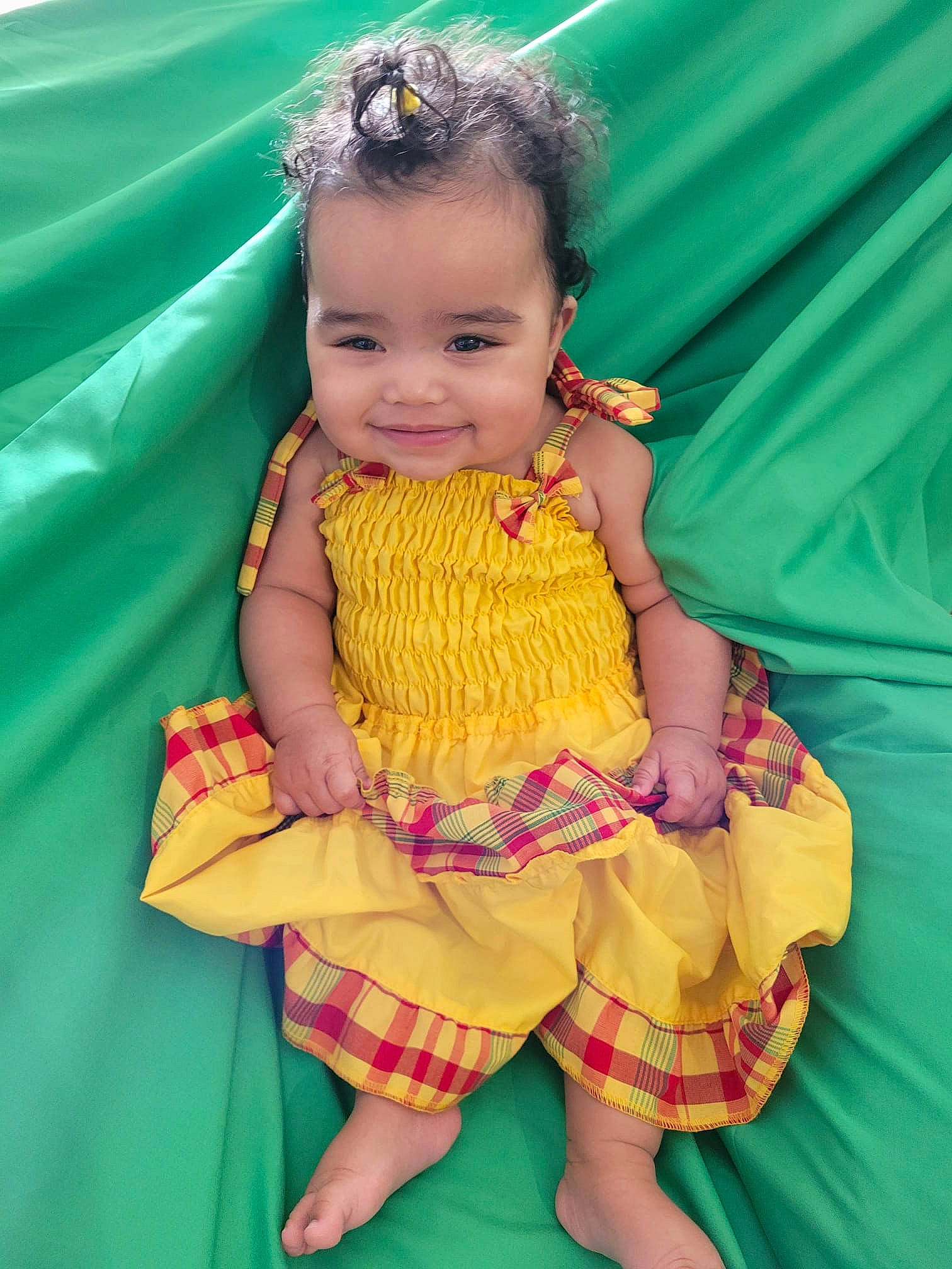 Heiani participe au concours pour gagner de l'argent avec cette photo : baby, baby_toddler_clothing, day_dress, dress, event, fun, grass, green, hair, happy, head, human_body, iris, joy, magenta, people_in_nature, person, pink, sitting, skin