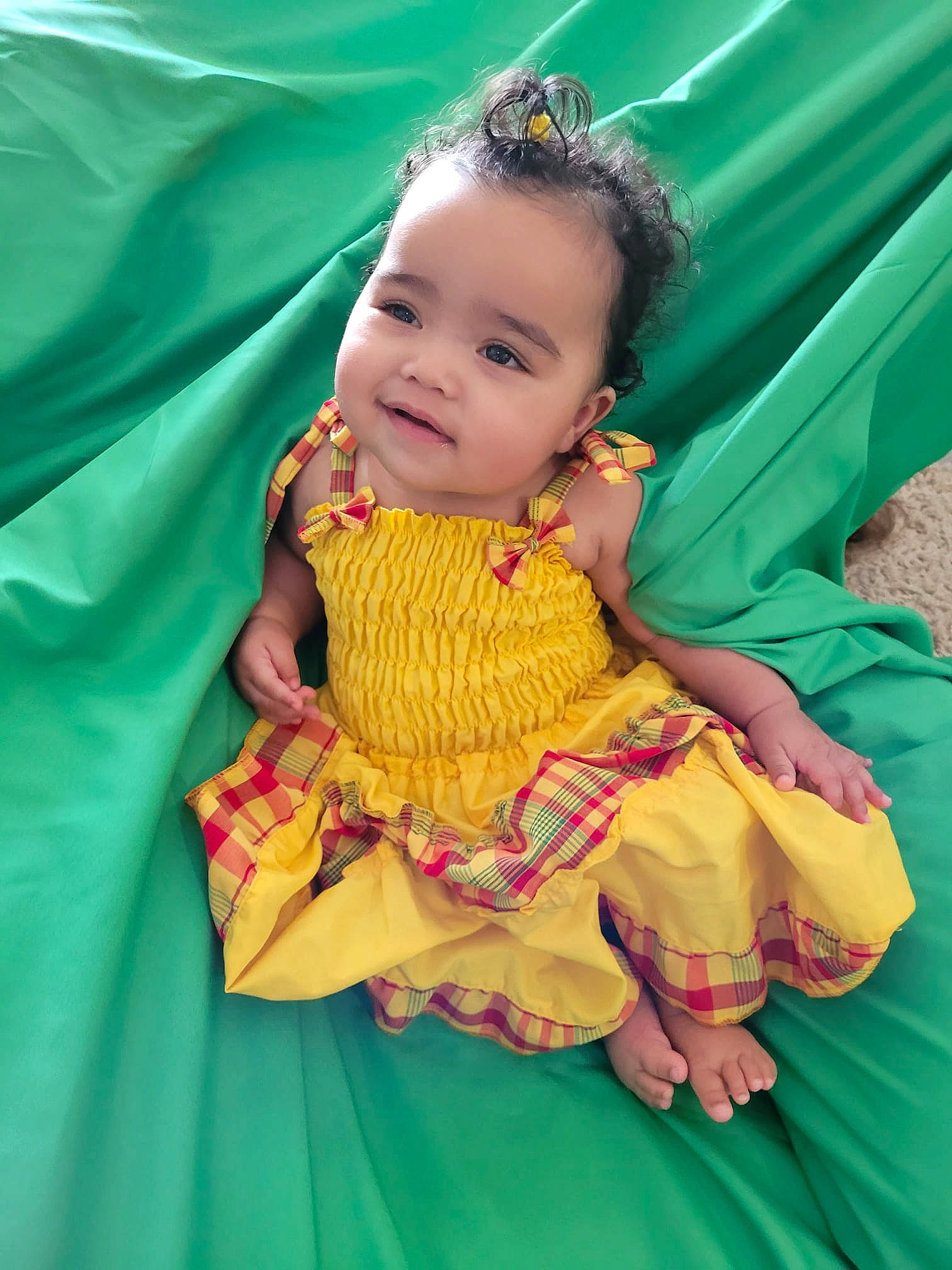 Heiani participe au concours pour gagner de l'argent avec cette photo : baby, baby_toddler_clothing, child, dress, eye, face, facial_expression, fun, grass, green, happy, head, human_body, leaf, leisure, magenta, person, pink, recreation, textile