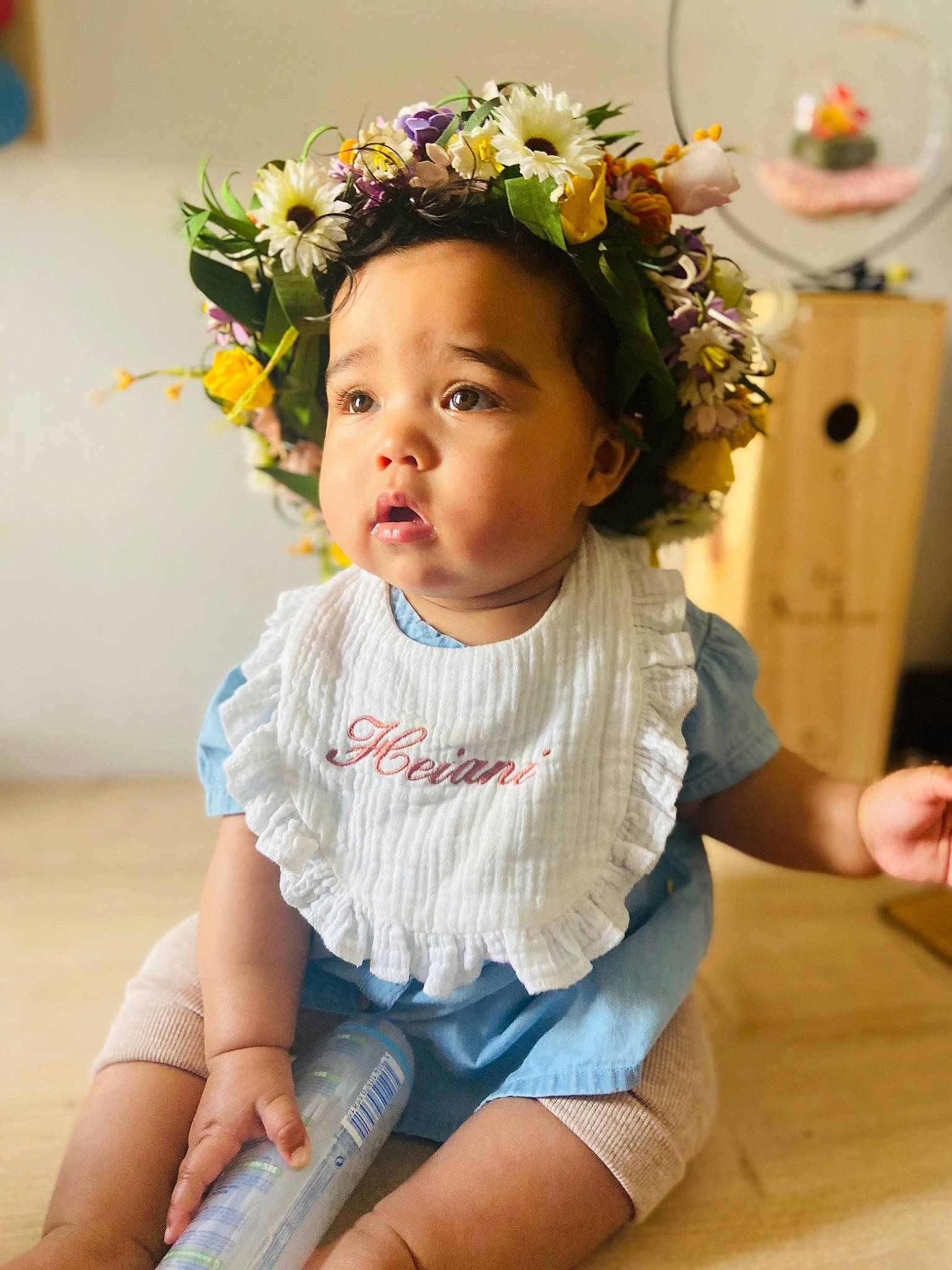 Heiani a rejoint le concours — aidez-le/la à gagner de superbes lots ! baby, baby_toddler_clothing, child, event, eye, fashion_accessory, flower, flower_arranging, hair_accessory, happy, head, headband, headgear, headpiece, iris, person, petal, plant, sleeve, summer