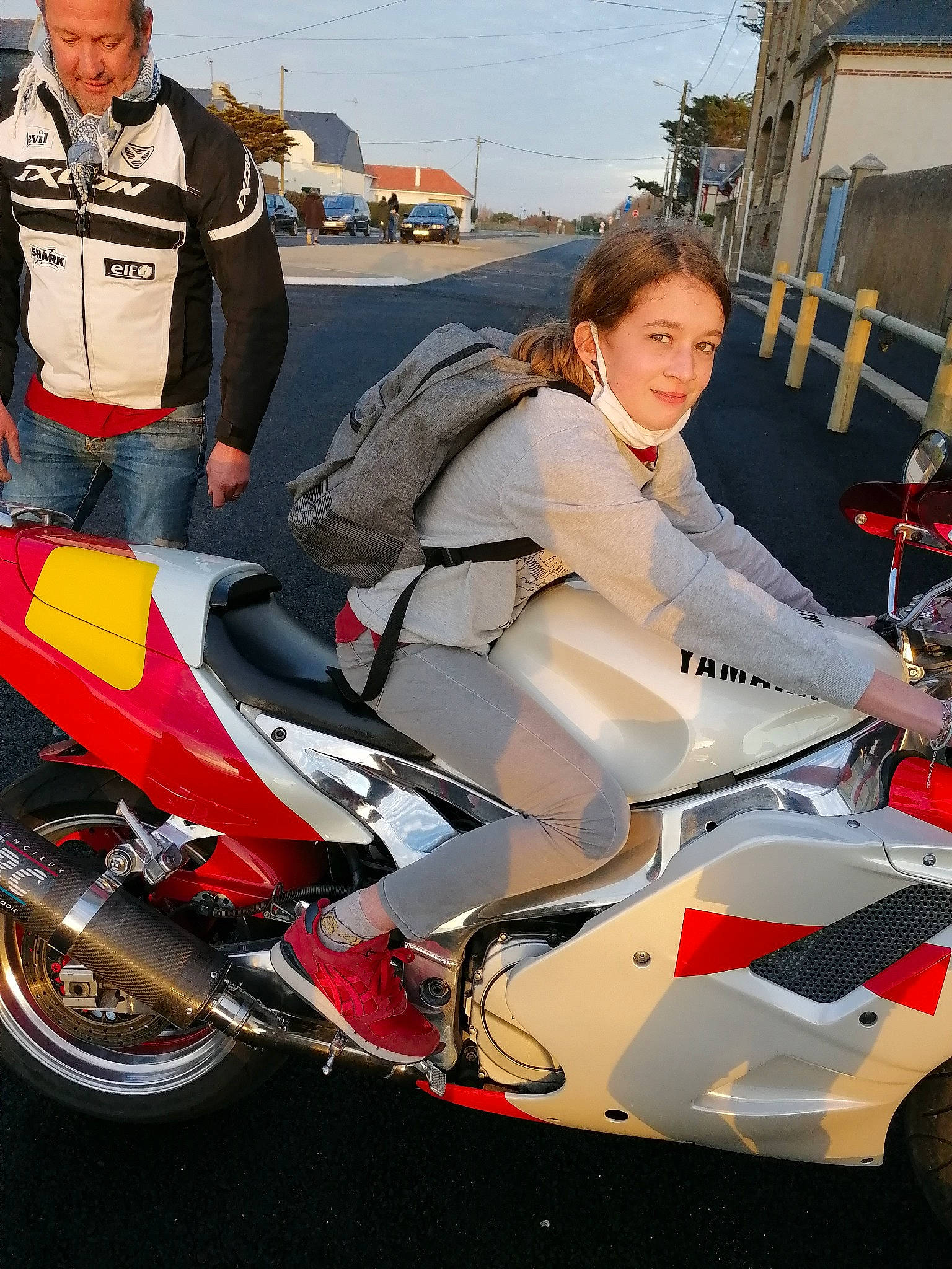 Clara a rejoint le concours — aidez-le/la à gagner de superbes lots ! automotive_design, automotive_exterior, automotive_lighting, automotive_tire, automotive_wheel_system, fender, fuel_tank, headlamp, jacket, joy, motor_vehicle, motorcycle, motorcycle_accessories, outerwear, person, rim, sky, thigh, tire, vehicle