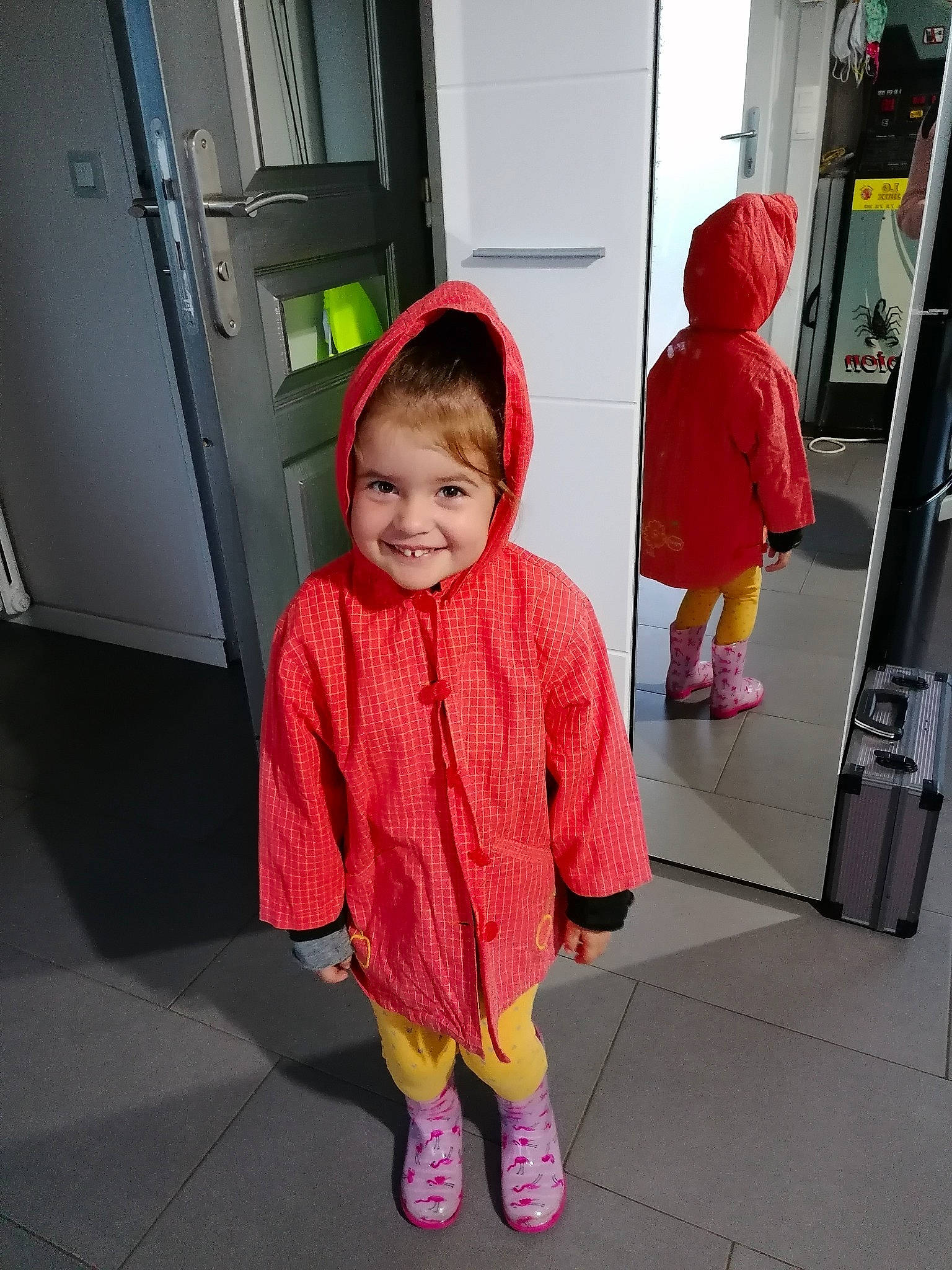 Lilas a rejoint le concours — aidez-le/la à gagner de superbes lots ! baby, baby_toddler_clothing, boot, child, cleanliness, costume, door, floor, flooring, fun, happy, human_leg, joy, magenta, person, room, shoe, sleeve, smile, standing