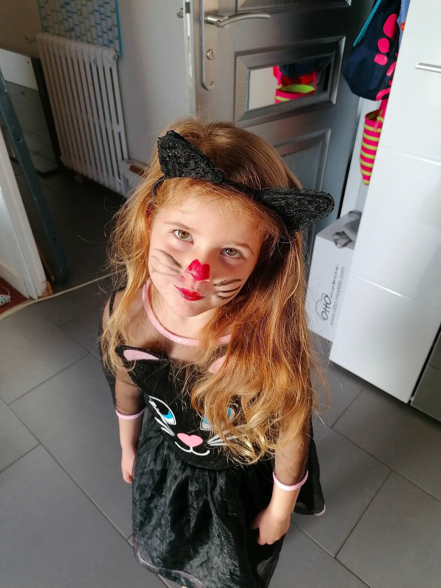 Lilas a rejoint le concours — aidez-le/la à gagner de superbes lots ! beauty, blond, brown_hair, dance, fashion_design, flash_photography, floor, flooring, fun, home_appliance, human_leg, joint, knee, long_hair, machine, person, refrigerator, room, sportswear, thigh