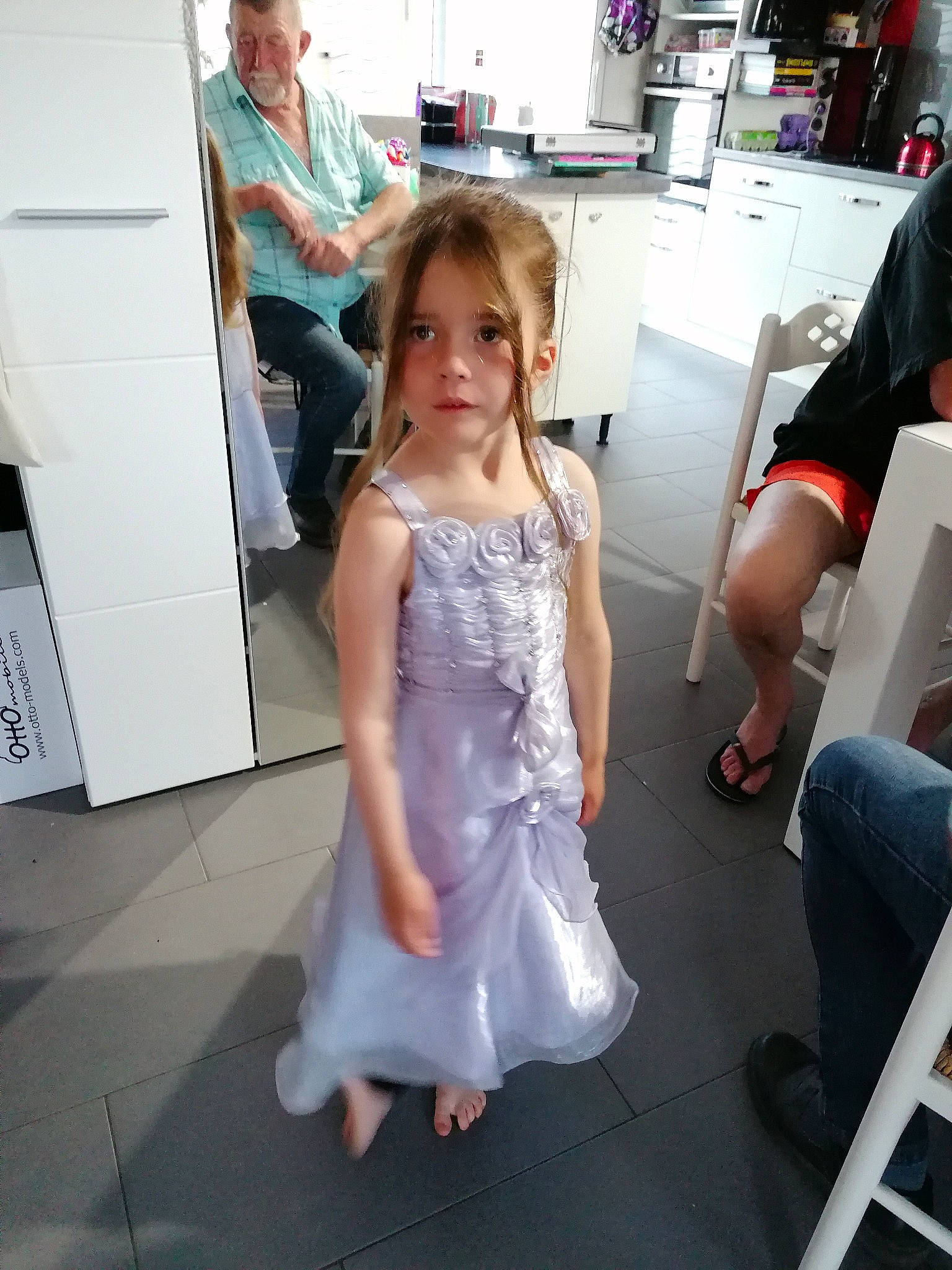 Lilas a rejoint le concours — aidez-le/la à gagner de superbes lots ! arm, dress, event, eyewear, fashion_design, floor, flooring, fun, gesture, happy, human_leg, joint, knee, leg, person, shoulder, t_shirt, thigh, toddler, trunk