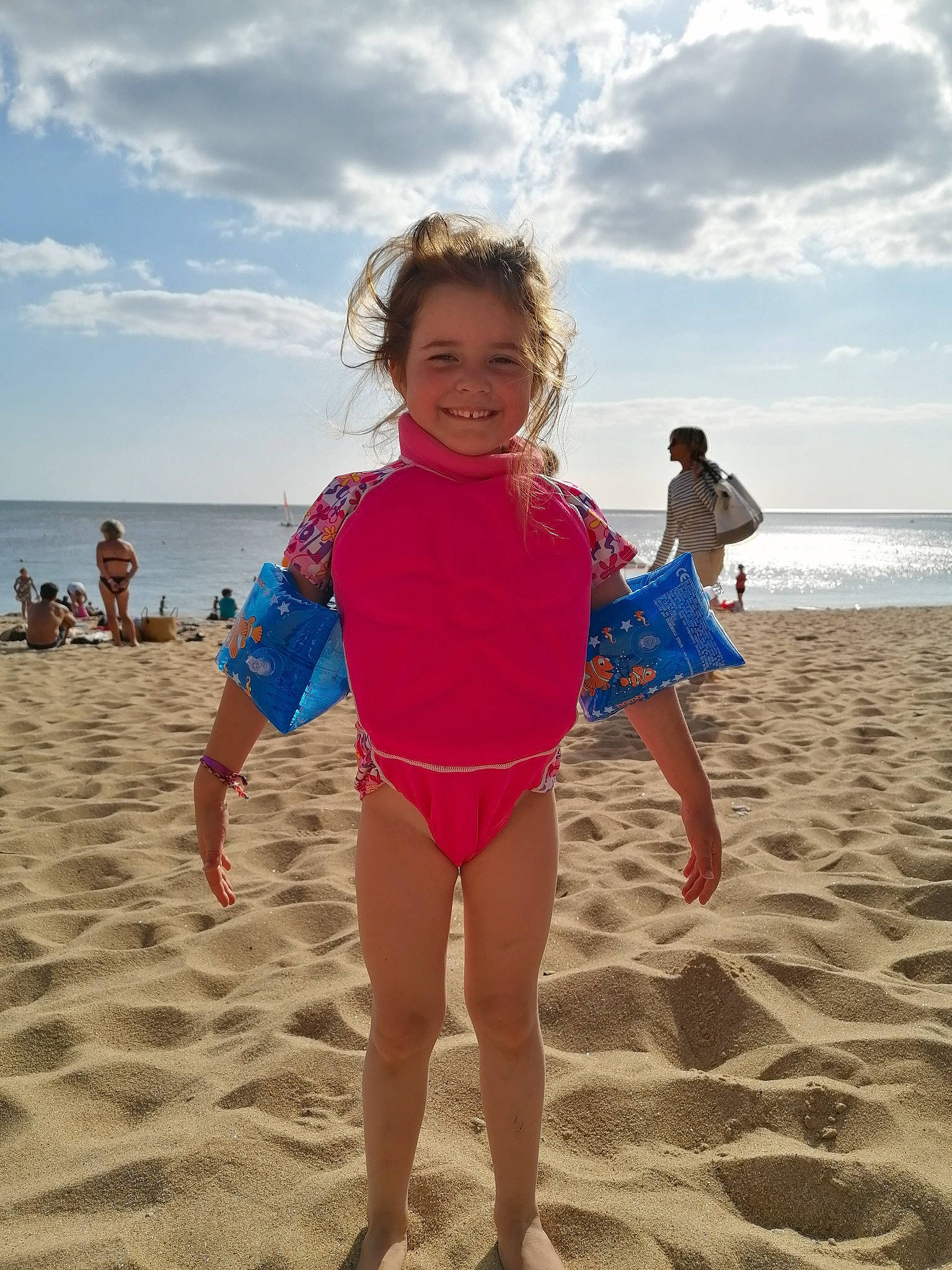 Lilas a rejoint le concours — aidez-le/la à gagner de superbes lots ! azure, barefoot, beach, cloud, electric_blue, fun, happy, human_leg, joy, leg, leisure, people_on_beach, person, sand, sky, sleeve, smile, swimwear, thigh, toddler
