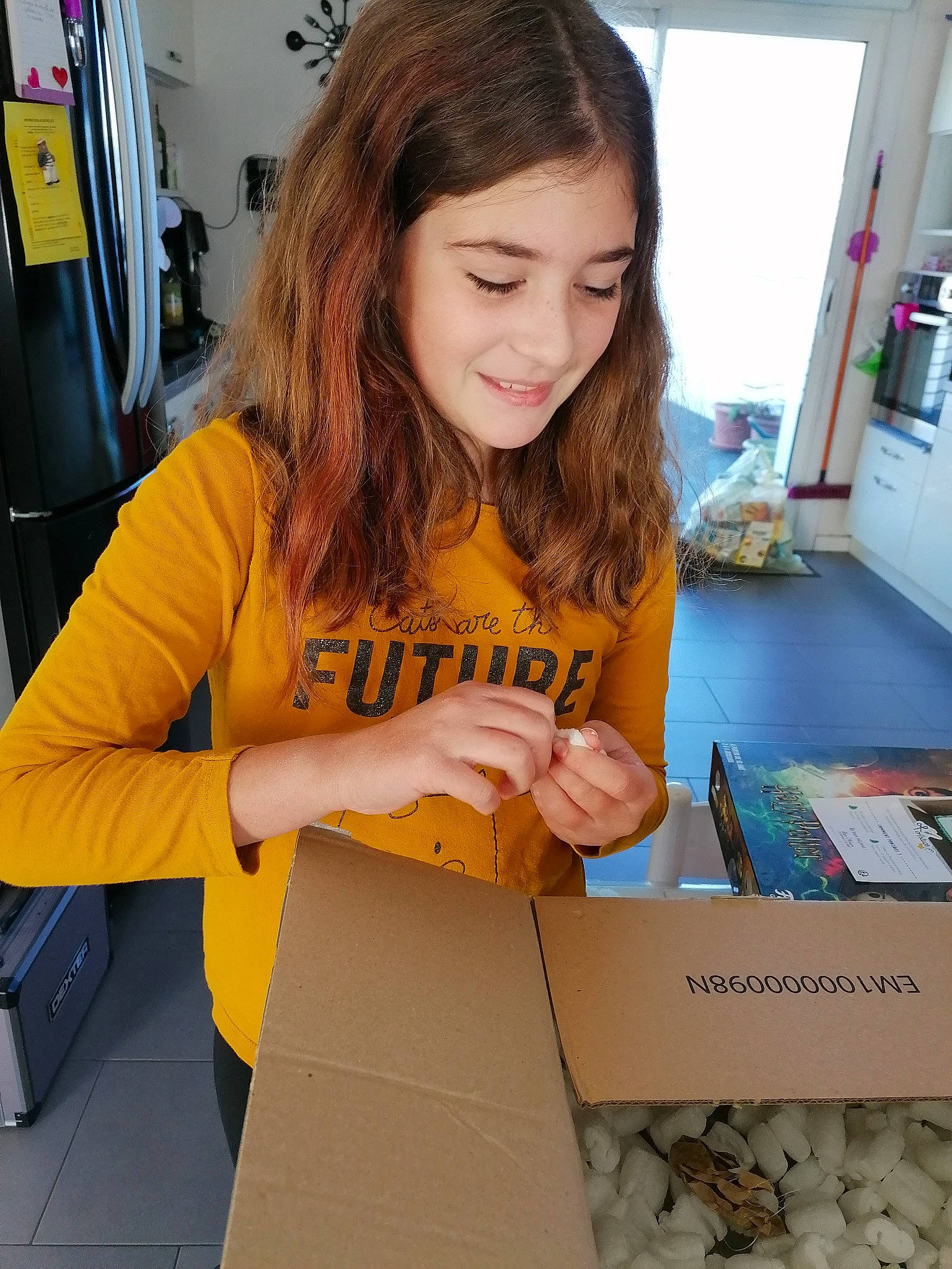 Chloé participe au concours pour gagner de l'argent avec cette photo : box, carton, chair, child, desk, engineering, eyewear, fashion_design, finger, fun, gadget, joy, learning, packaging_and_labeling, person, play, publication, room, shipping_box, smile