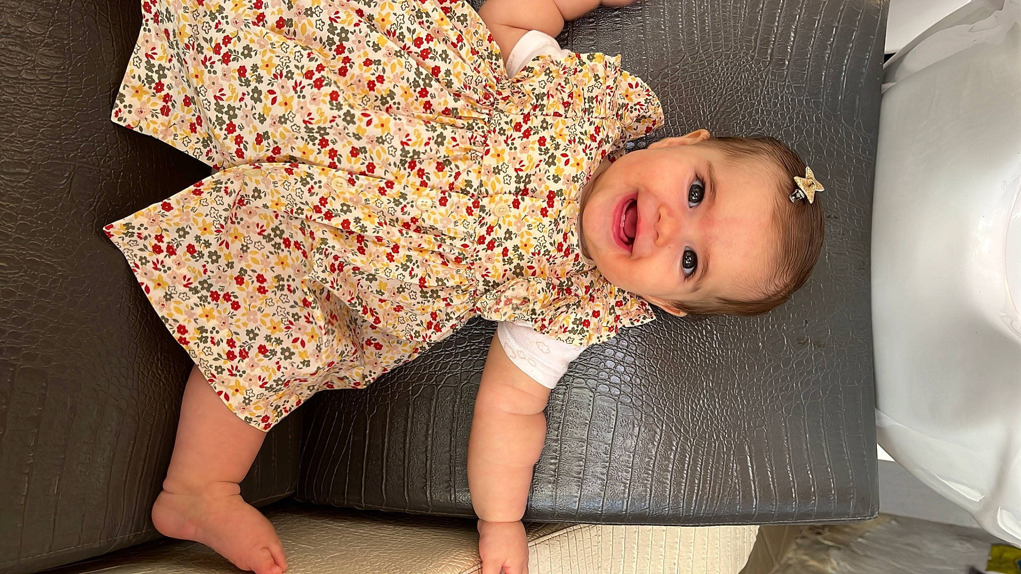 Nina participe au concours pour gagner de l'argent avec cette photo : arm, baby_toddler_clothing, beauty, comfort, day_dress, finger, flash_photography, flooring, headgear, human_body, joint, joy, knee, leg, neck, one_piece_garment, person, skin, sleeve, thigh