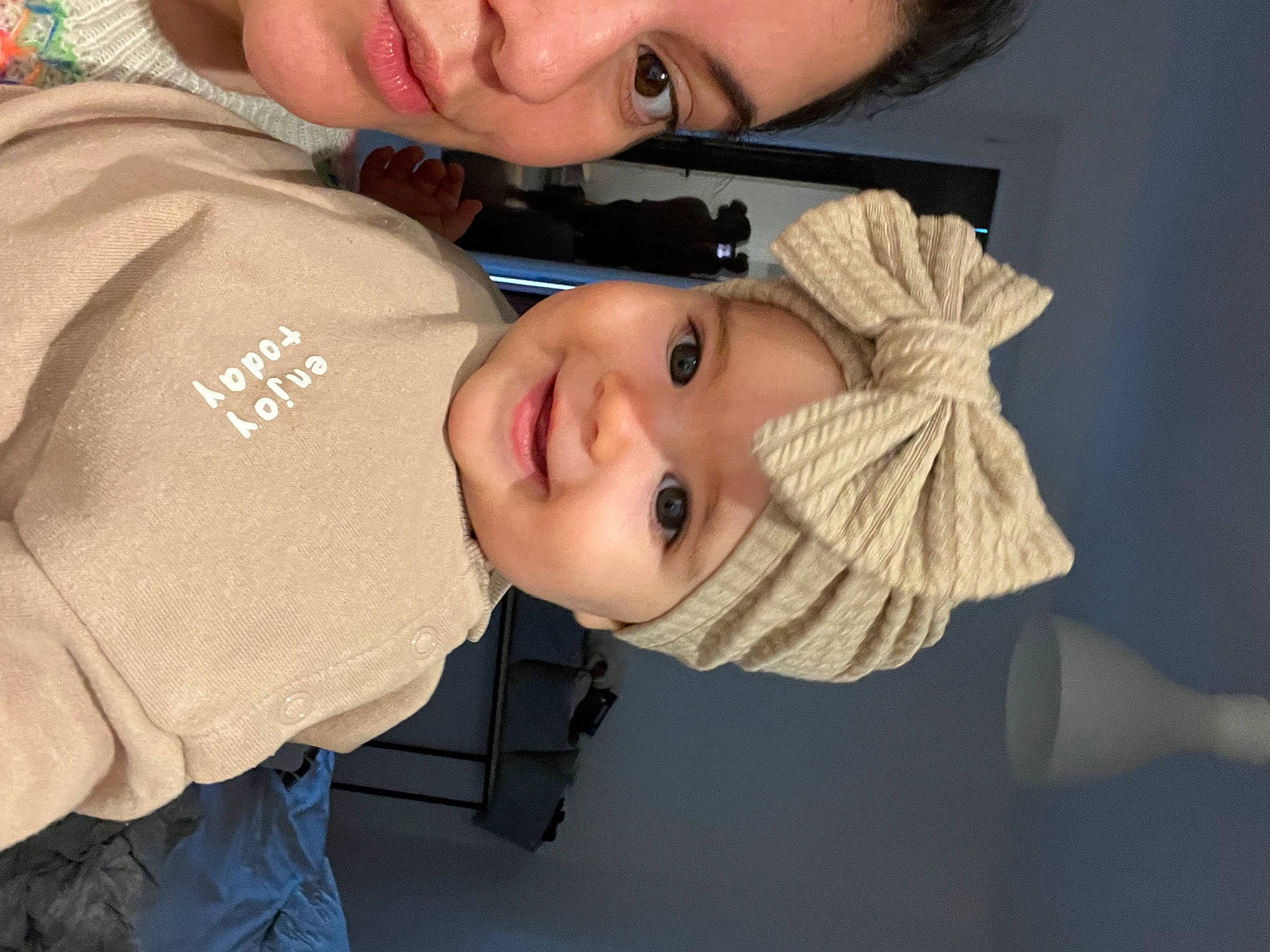 Nina a rejoint le concours — aidez-le/la à gagner de superbes lots ! cheek, eye, eyelash, face, facial_expression, finger, forehead, gesture, happy, head, headwear, joy, lip, mouth, neck, nose, organ, outerwear, person, skin