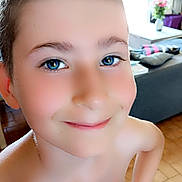 Maël a rejoint le concours — aidez-le/la à gagner de superbes lots ! background, blue_eyes, boy, casual, child, couch, face, flowers, furniture, happy, home, indoor, living_room, person, photography, portrait, short_hair, shoulders, skin, smiling