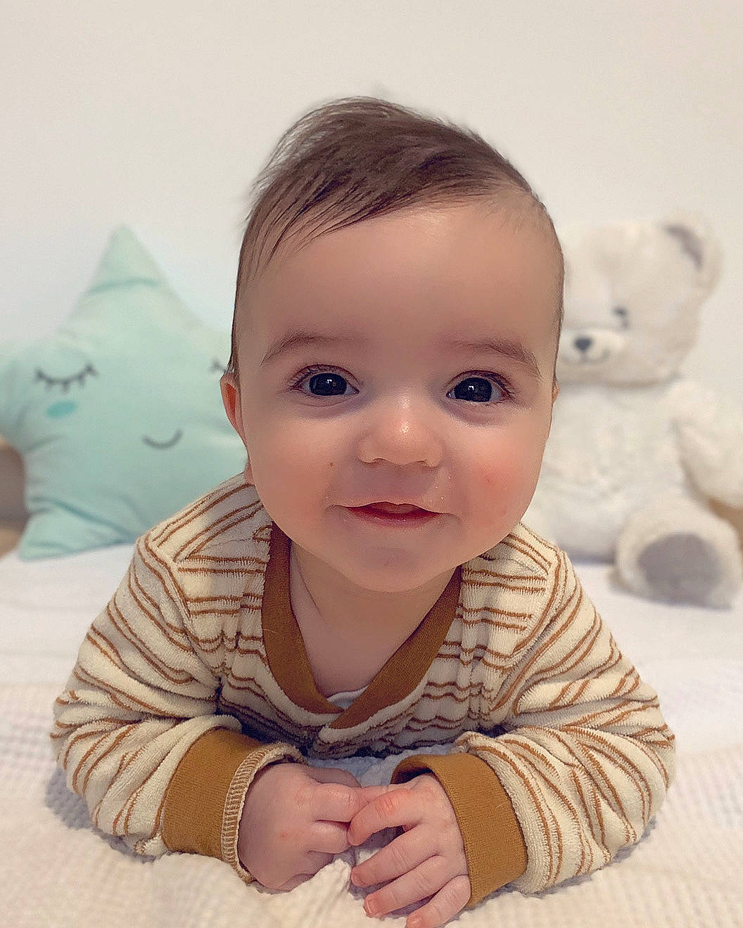 Gabin participe au concours pour gagner de l'argent avec cette photo : arm, baby, baby_toddler_clothing, cheek, child, comfort, eye, face, flooring, happy, head, human_body, mouth, nose, person, skin, sleeve, smile, toddler, toy