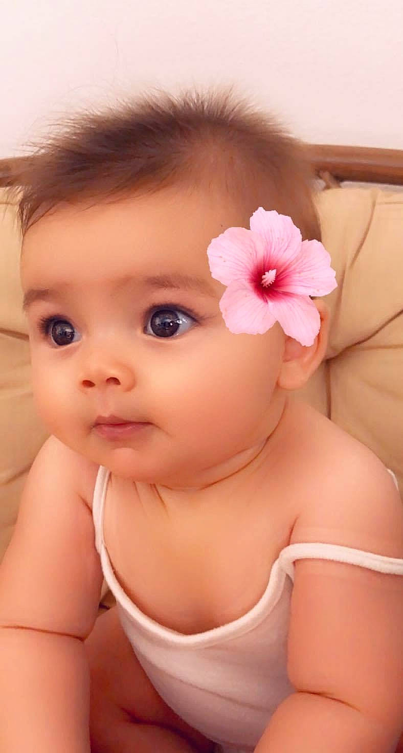 Luna participe au concours pour gagner de l'argent avec cette photo : arm, black_hair, cheek, eye, eyebrow, eyelash, flower, hair, hand, head, human_body, iris, lip, neck, nose, person, pink, plant, shoulder, skin