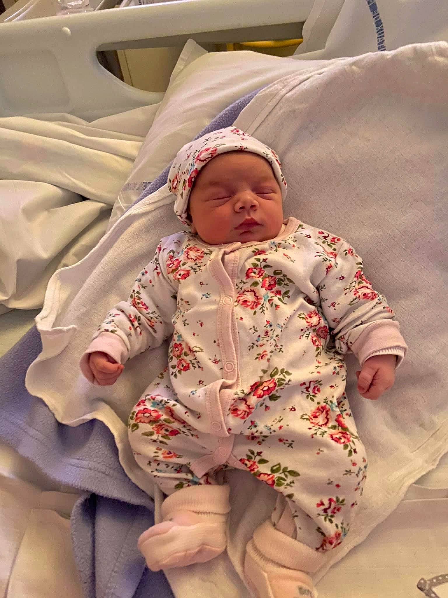 Luna a rejoint le concours — aidez-le/la à gagner de superbes lots ! baby, baby_products, baby_safety, baby_sleeping, baby_toddler_clothing, bed_sheet, bedding, bedtime, child, comfort, event, face, head, headwear, linens, peach, person, product, room, sleeve