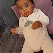 Yassin participe au concours pour gagner de l'argent avec cette photo : baby, infant, child, couch, pillow, onesie, clothing, face, person, indoor, furniture, relaxing, cute, portrait, young, skin, hair, hand, eyes, expression