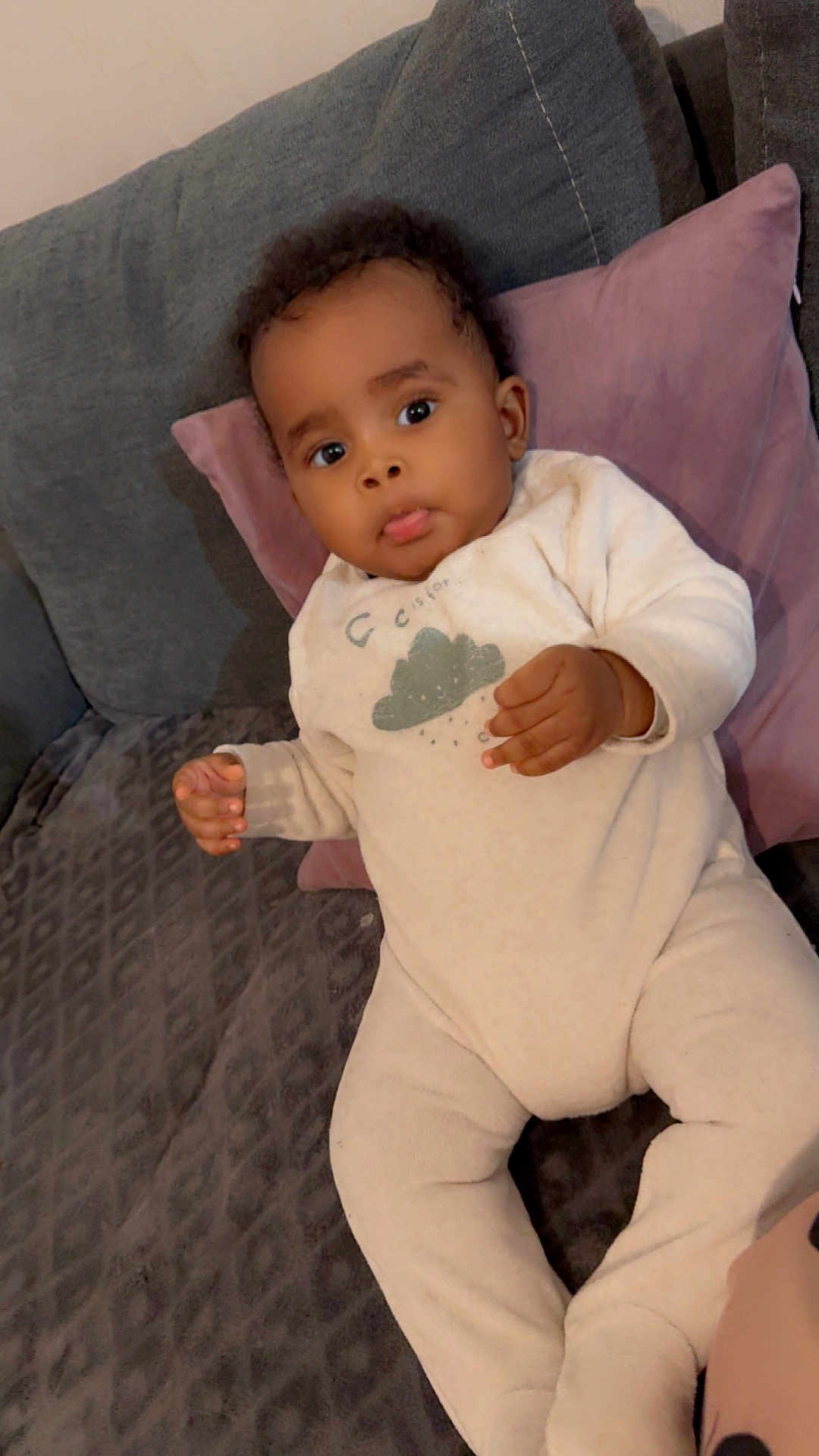 Yassin participe au concours pour gagner de l'argent avec cette photo : baby, infant, child, couch, pillow, onesie, clothing, face, person, indoor, furniture, relaxing, cute, portrait, young, skin, hair, hand, eyes, expression