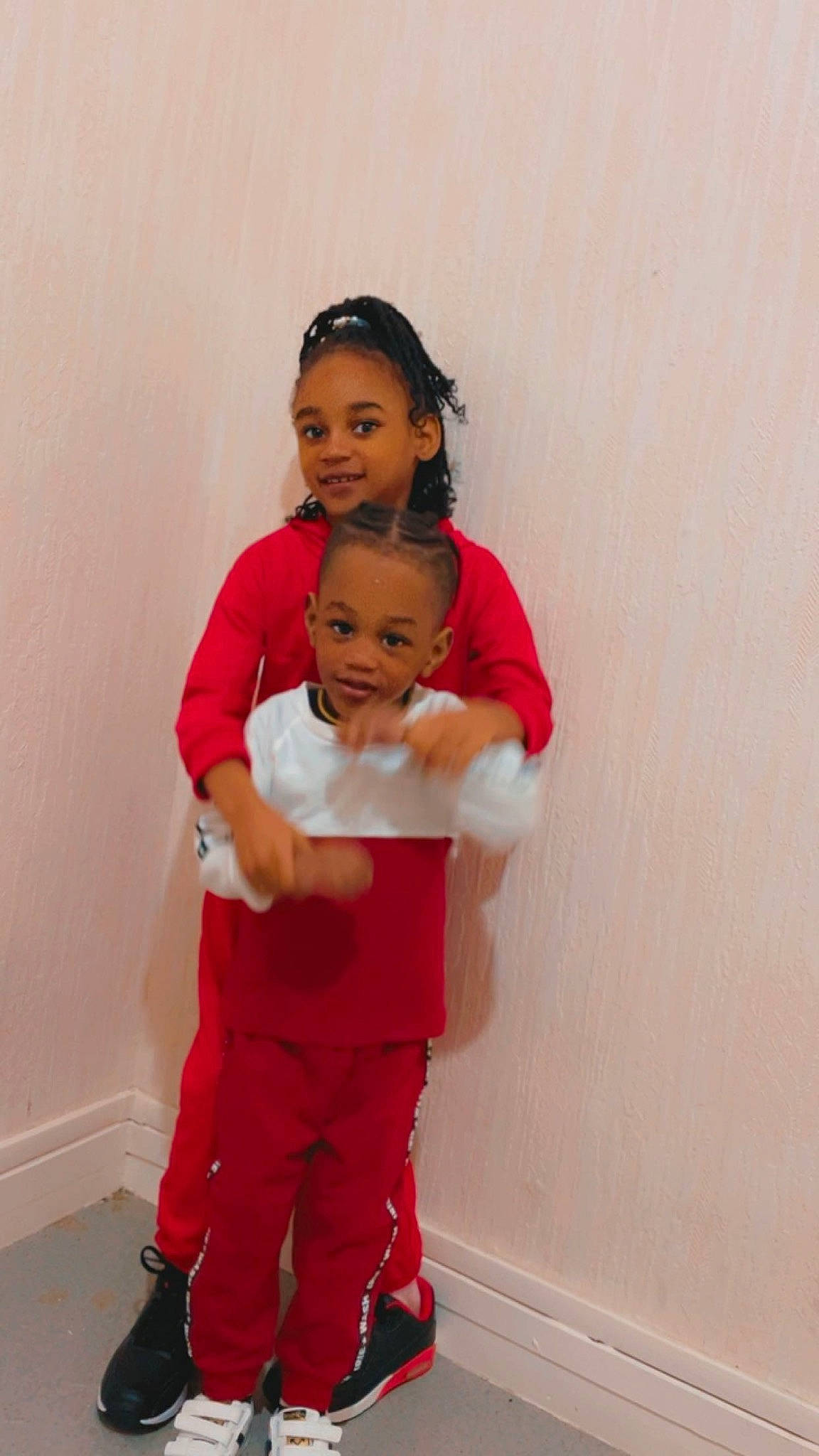 Aliyah a rejoint le concours — aidez-le/la à gagner de superbes lots ! abdomen, baby, baby_toddler_clothing, child, event, fashion_design, flooring, fun, gesture, happy, joy, leg, magenta, person, shoulder, sitting, sleeve, smile, t_shirt, toddler