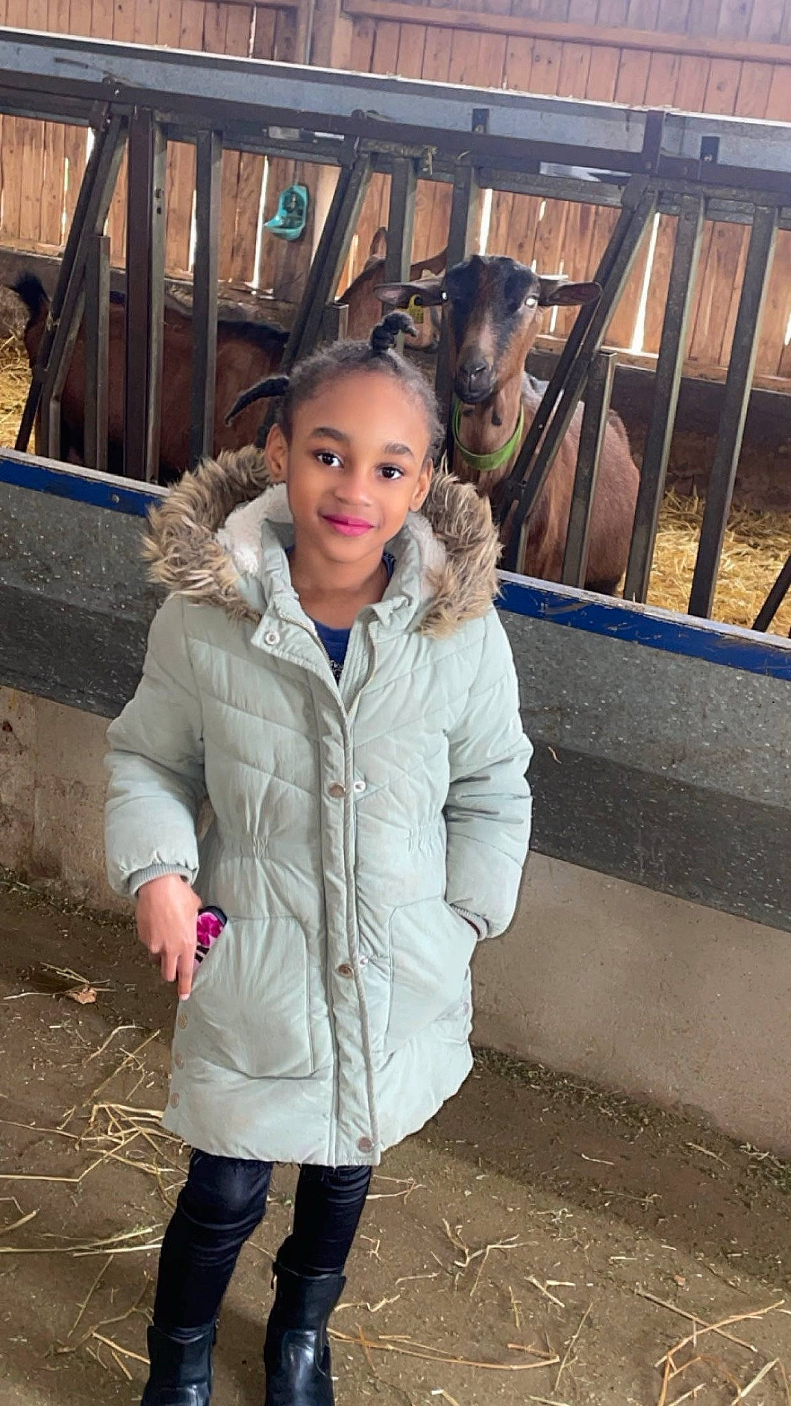 Aliyah participe au concours pour gagner de l'argent avec cette photo : clothing, cool, eye, face, fence, fun, hair, hairstyle, happy, head, human_body, jacket, joy, leisure, mammal, person, skin, sleeve, textile, travel