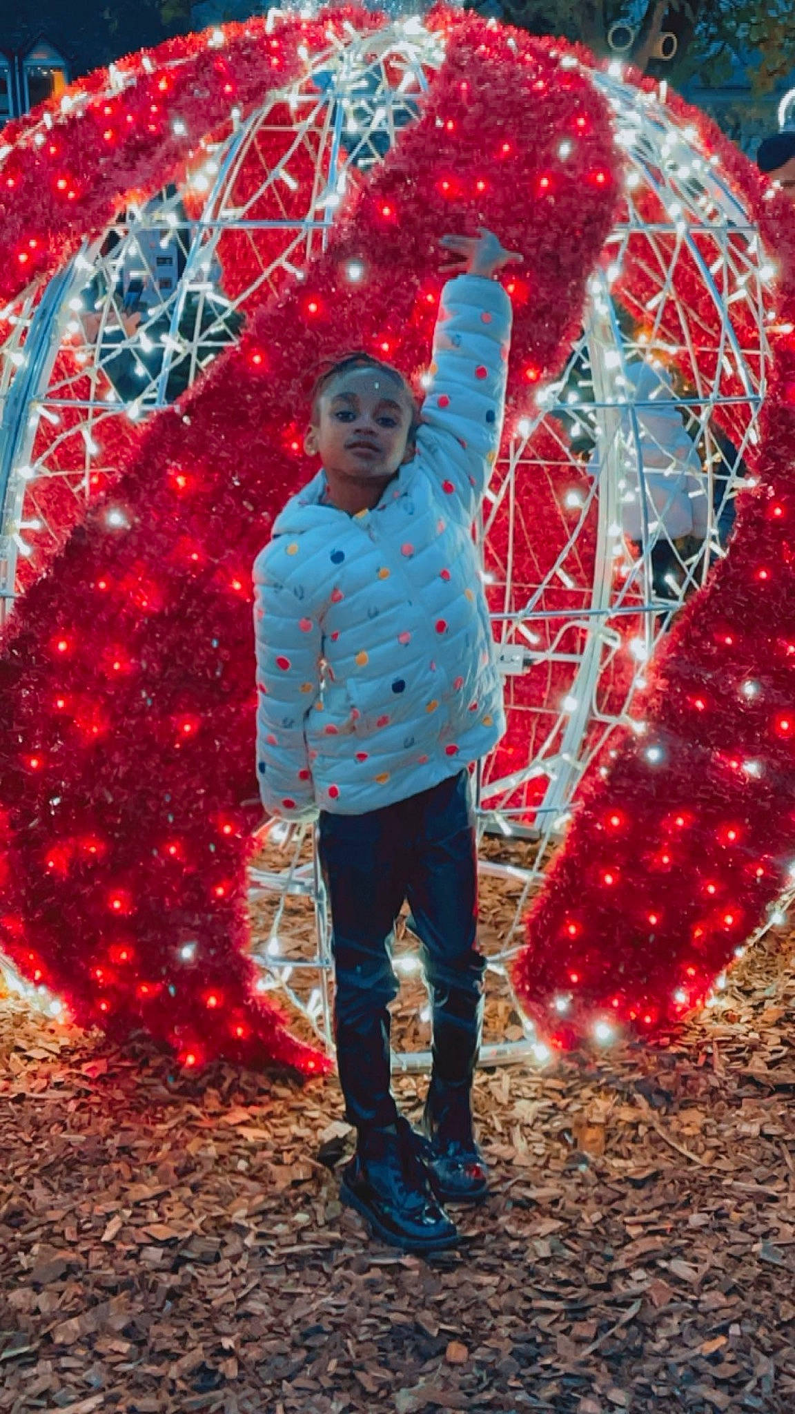 Aliyah a rejoint le concours — aidez-le/la à gagner de superbes lots ! art, christmas, christmas_decoration, christmas_ornament, decoration, electric_blue, event, fun, happy, holiday, holiday_ornament, light, ornament, party_supply, pattern, people_in_nature, person, plant, red, standing