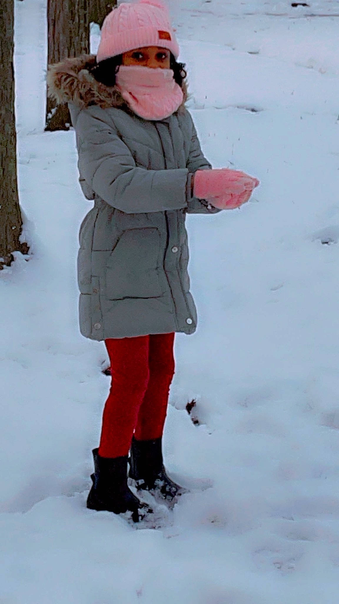 Aliyah participe au concours pour gagner de l'argent avec cette photo : baseball_cap, boot, electric_blue, eyewear, freezing, fun, fur, gesture, glove, ice_cap, knee, people_in_nature, person, recreation, sleeve, slope, snow, sunglasses, tree, white