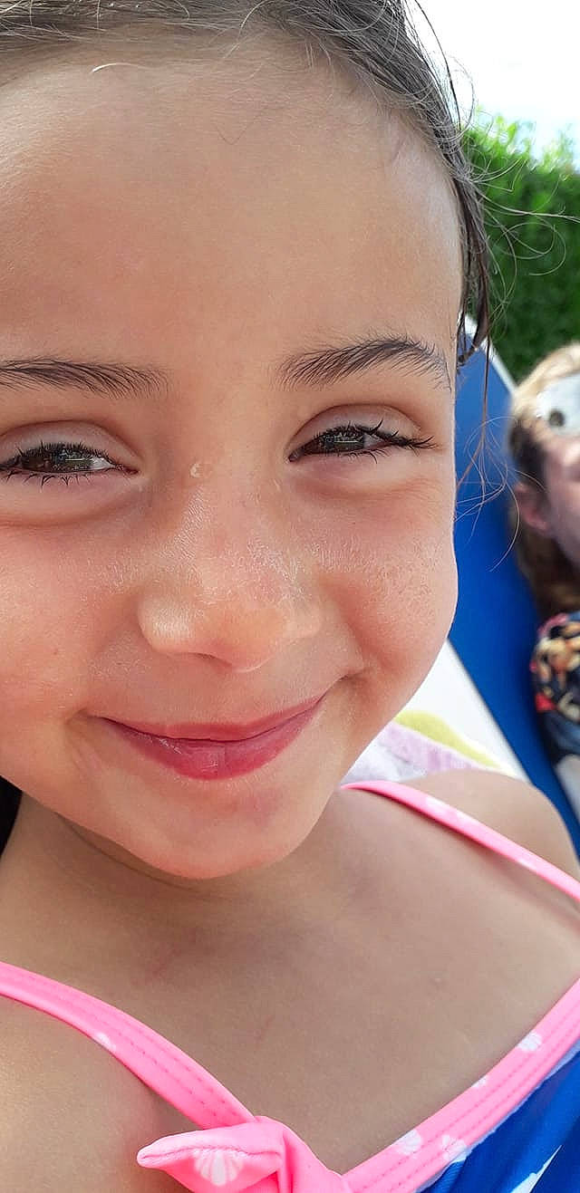 Emie participe au concours pour gagner de l'argent avec cette photo : beauty, cheek, child, chin, close_up, ear, eye, eyebrow, eyelash, face, facial_expression, forehead, hair, head, joy, lip, mouth, nose, person, selfie