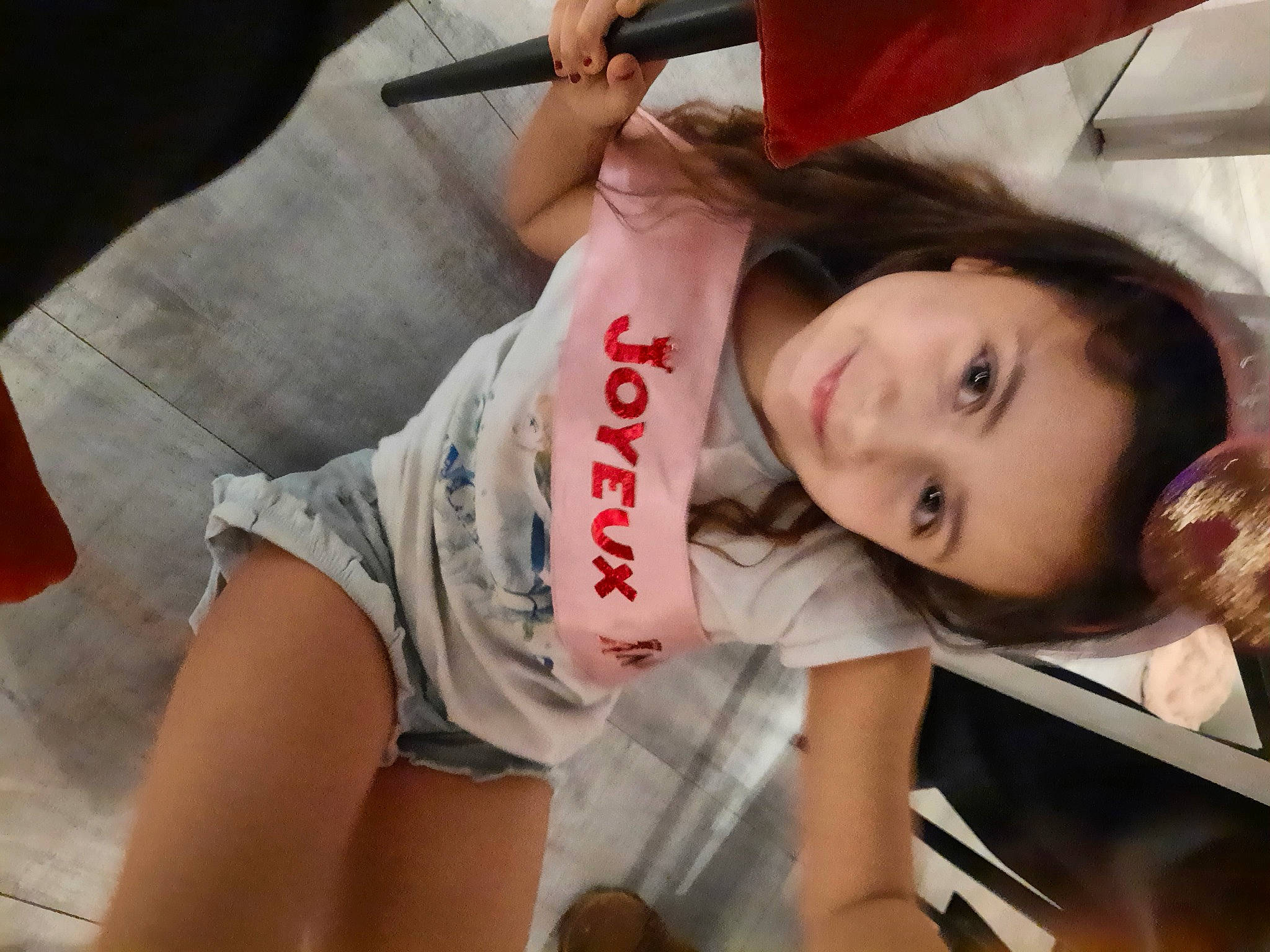 Emie participe au concours pour gagner de l'argent avec cette photo : bangs, black_hair, brown_hair, cheek, elbow, eye, eyelash, happy, human_leg, joy, lip, long_hair, mouth, person, shorts, skin, smile, t_shirt, thigh, toddler