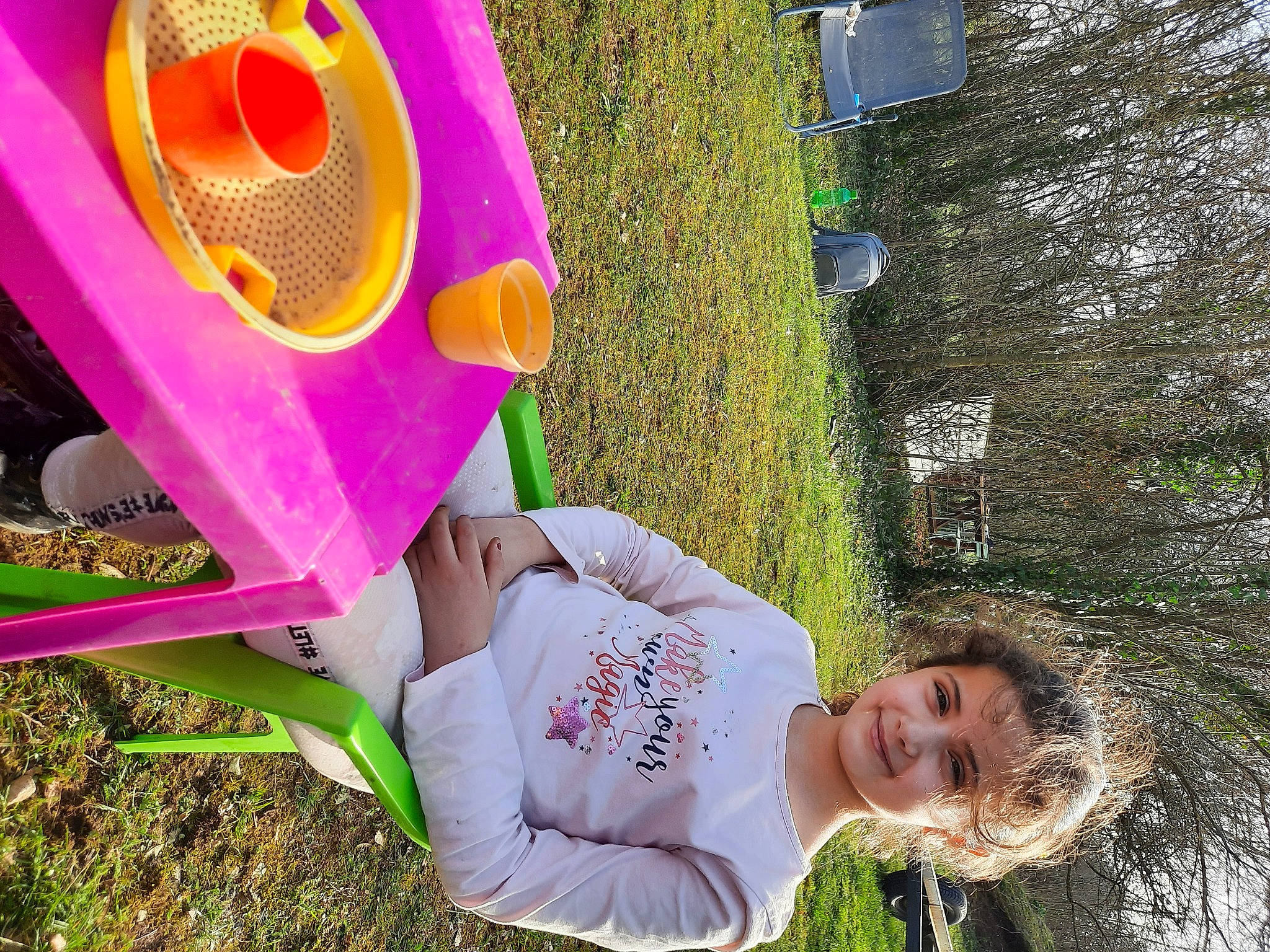 Emie a rejoint le concours — aidez-le/la à gagner de superbes lots ! adaptation, child, fun, grass, green, happy, joy, leisure, magenta, organism, pattern, people_in_nature, person, photograph, plant, play, pollinator, smile, summer, t_shirt