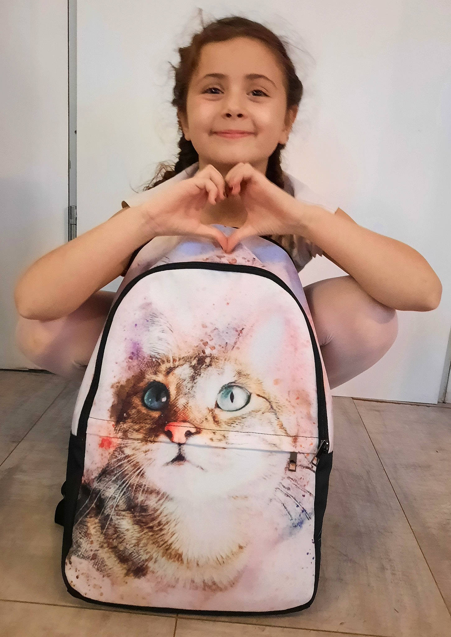 Emie participe au concours pour gagner de l'argent avec cette photo : bag, carnivore, cat, dress, eye, face, fawn, felidae, hair, happy, head, human_body, joy, luggage_and_bags, neck, person, shoulder, skin, sleeve, smile