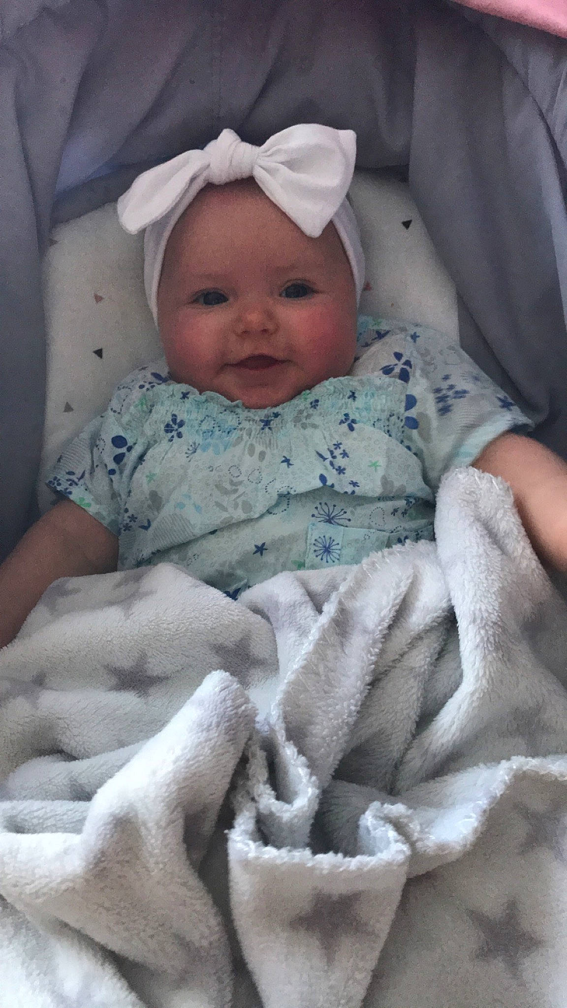 éliya a rejoint le concours — aidez-le/la à gagner de superbes lots ! baby, baby_products, blanket, child, linens, person, product, textile, toddler