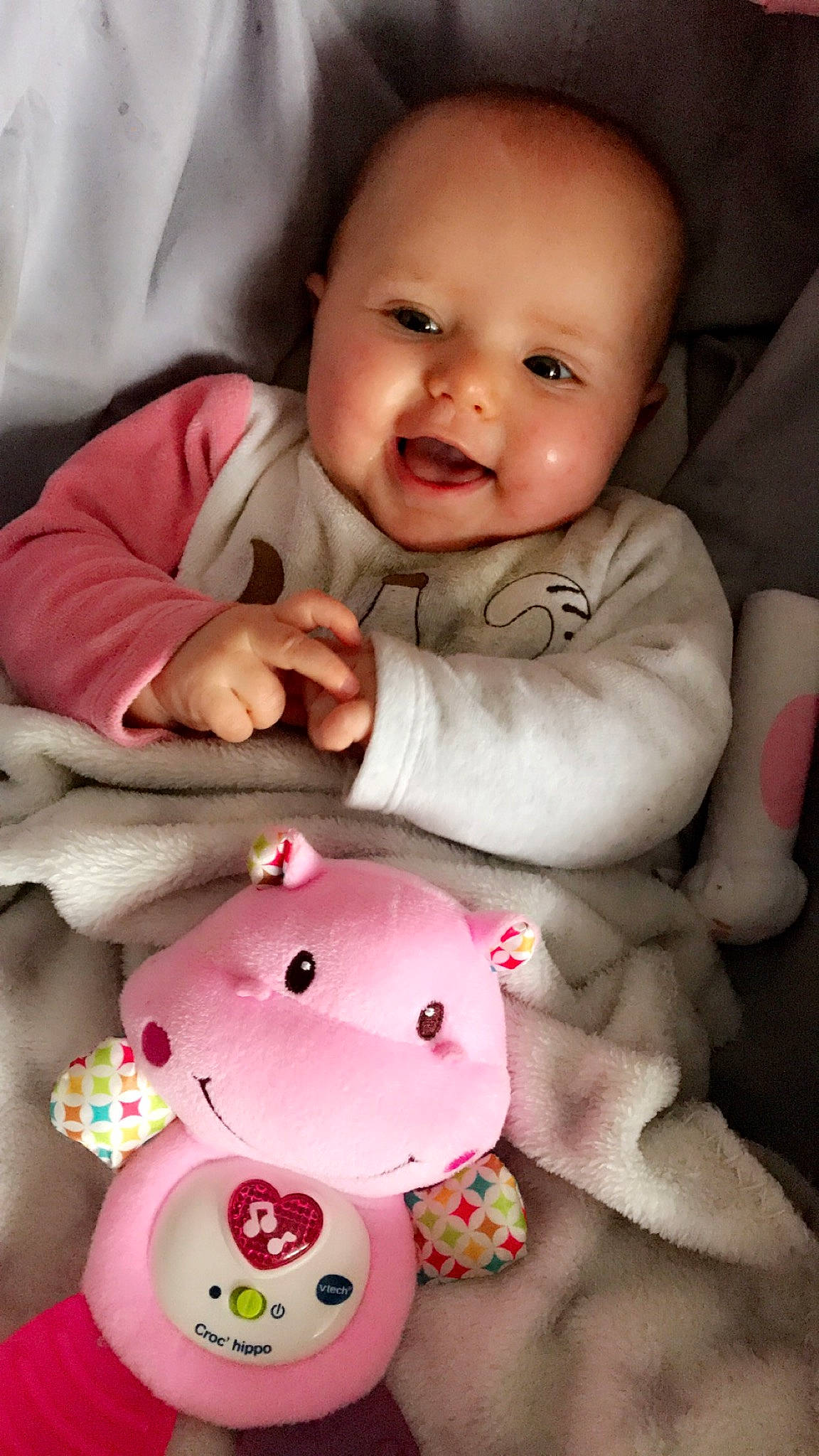éliya a rejoint le concours — aidez-le/la à gagner de superbes lots ! baby, baby_products, baby_toys, bedtime, cheek, child, lip, mouth, nose, person, pink, plush, skin, smile, stuffed_toy, textile, toddler, toy
