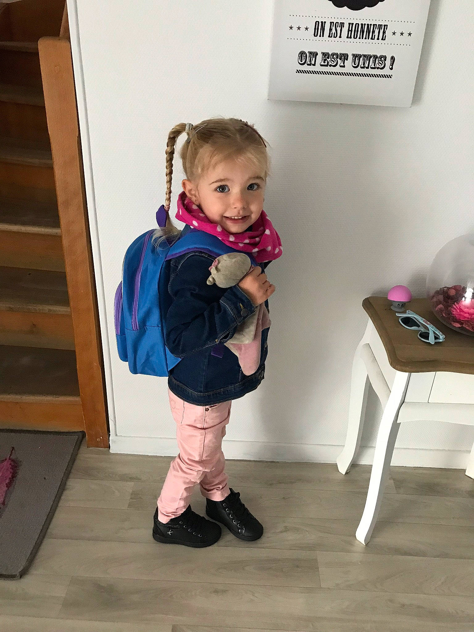 Lana a rejoint le concours — aidez-le/la à gagner de superbes lots ! arm, child, costume, floor, flooring, footwear, human_leg, joint, knee, leg, person, photography, pink, shoe, shoulder, sitting, standing, thigh, toddler