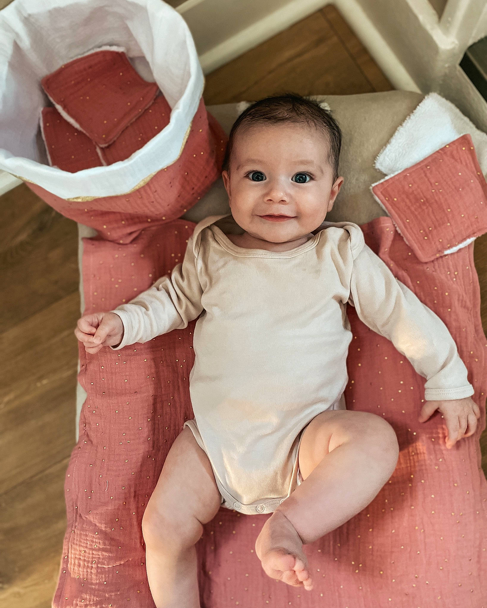 Elya a rejoint le concours — aidez-le/la à gagner de superbes lots ! baby, baby_toddler_clothing, cheek, child, comfort, finger, flash_photography, flooring, foot, fun, happy, head, human_leg, joy, linens, person, sitting, skin, sleeve, smile