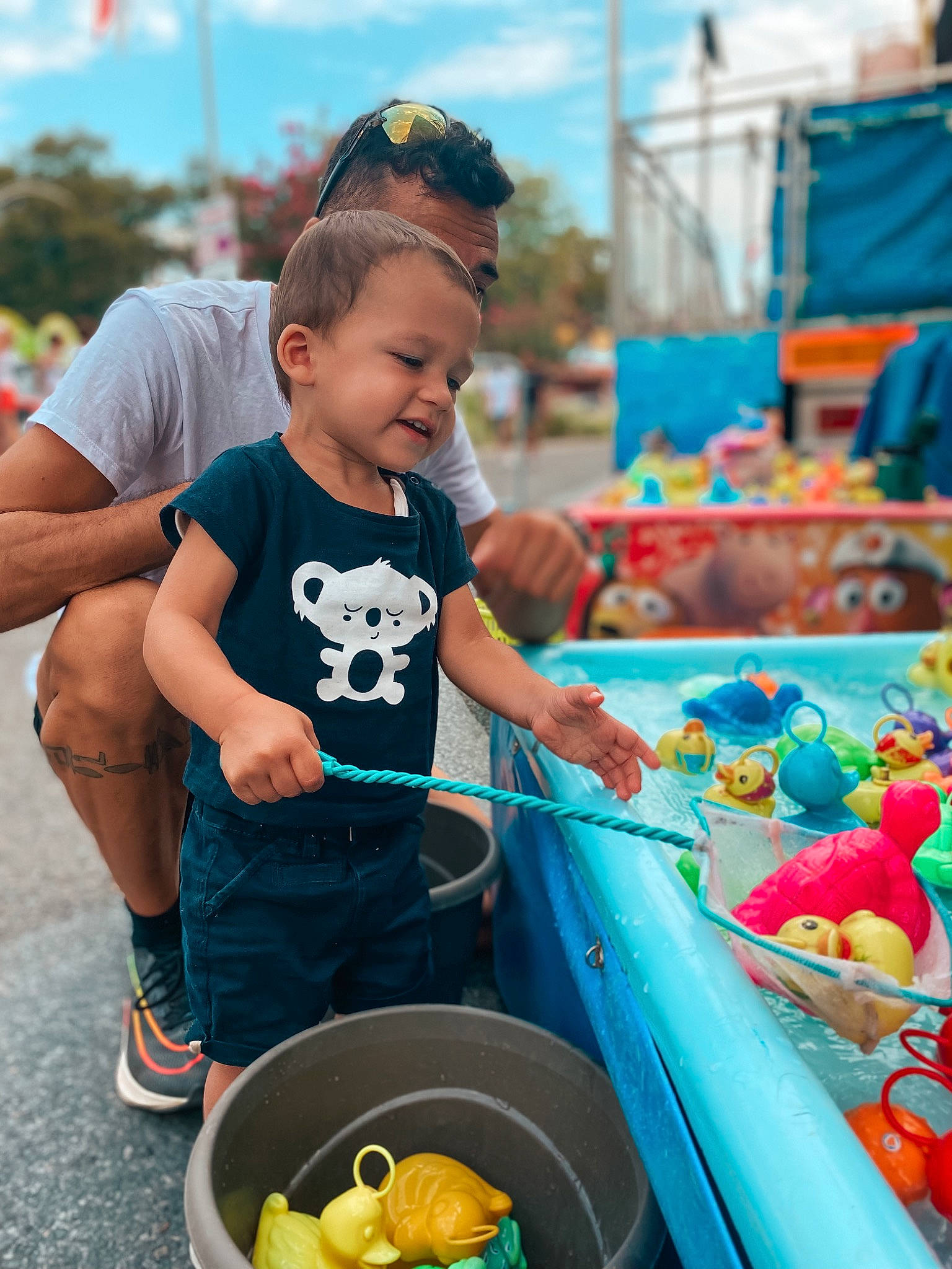 Aaron a rejoint le concours — aidez-le/la à gagner de superbes lots ! blue, child, cloud, community, event, fun, happy, human_settlement, leisure, natural_foods, people, person, photograph, public_space, recreation, shorts, sky, snapshot, toddler, whole_food