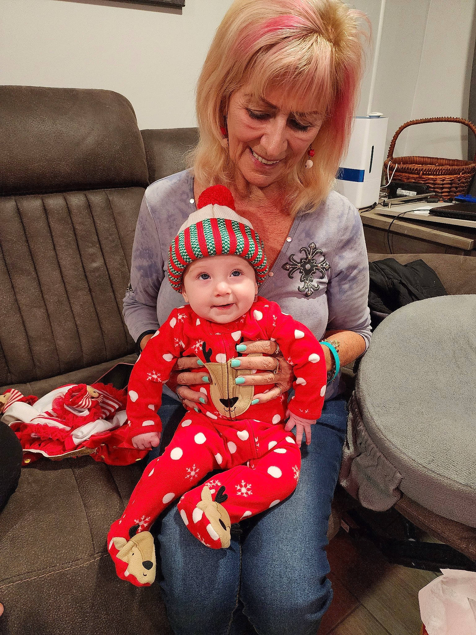 Eevee is registered to the contest to win money with this photo: baby, baby_toddler_clothing, carmine, chair, child, christmas_eve, comfort, couch, event, face, fun, happy, headwear, holiday, joy, lap, living_room, pattern, person, room