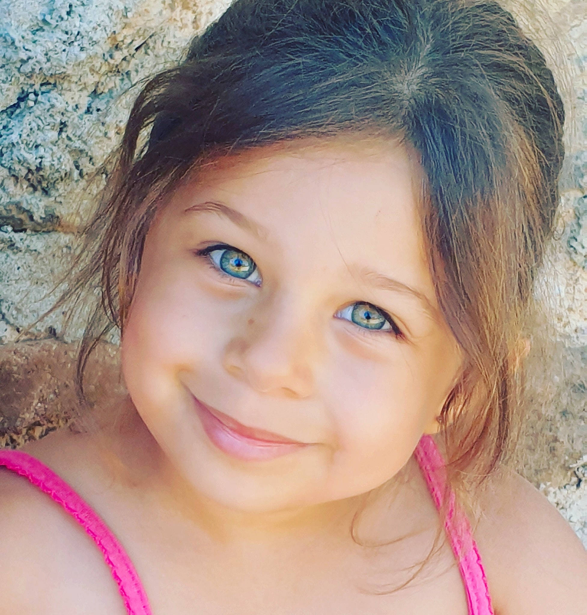 élise a rejoint le concours — aidez-le/la à gagner de superbes lots ! cheek, chin, eye, eyebrow, eyelash, face, flash_photography, forehead, hair, happy, iris, jaw, joy, lip, mouth, neck, nose, organ, person, shoulder