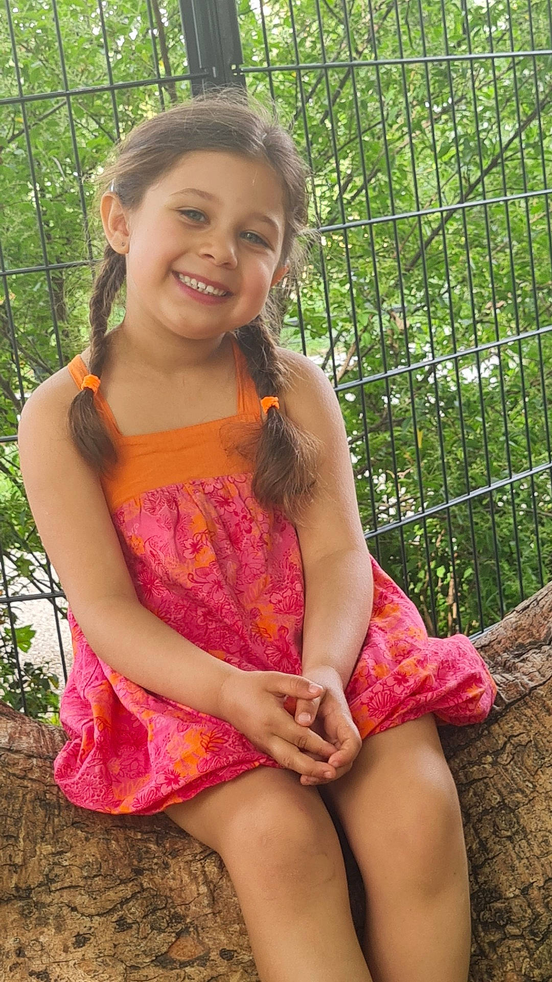 élise a rejoint le concours — aidez-le/la à gagner de superbes lots ! botany, dress, face, facial_expression, grass, hair, hairstyle, head, human_body, joy, leaf, leg, lip, mouth, muscle, neck, people_in_nature, person, plant, skin