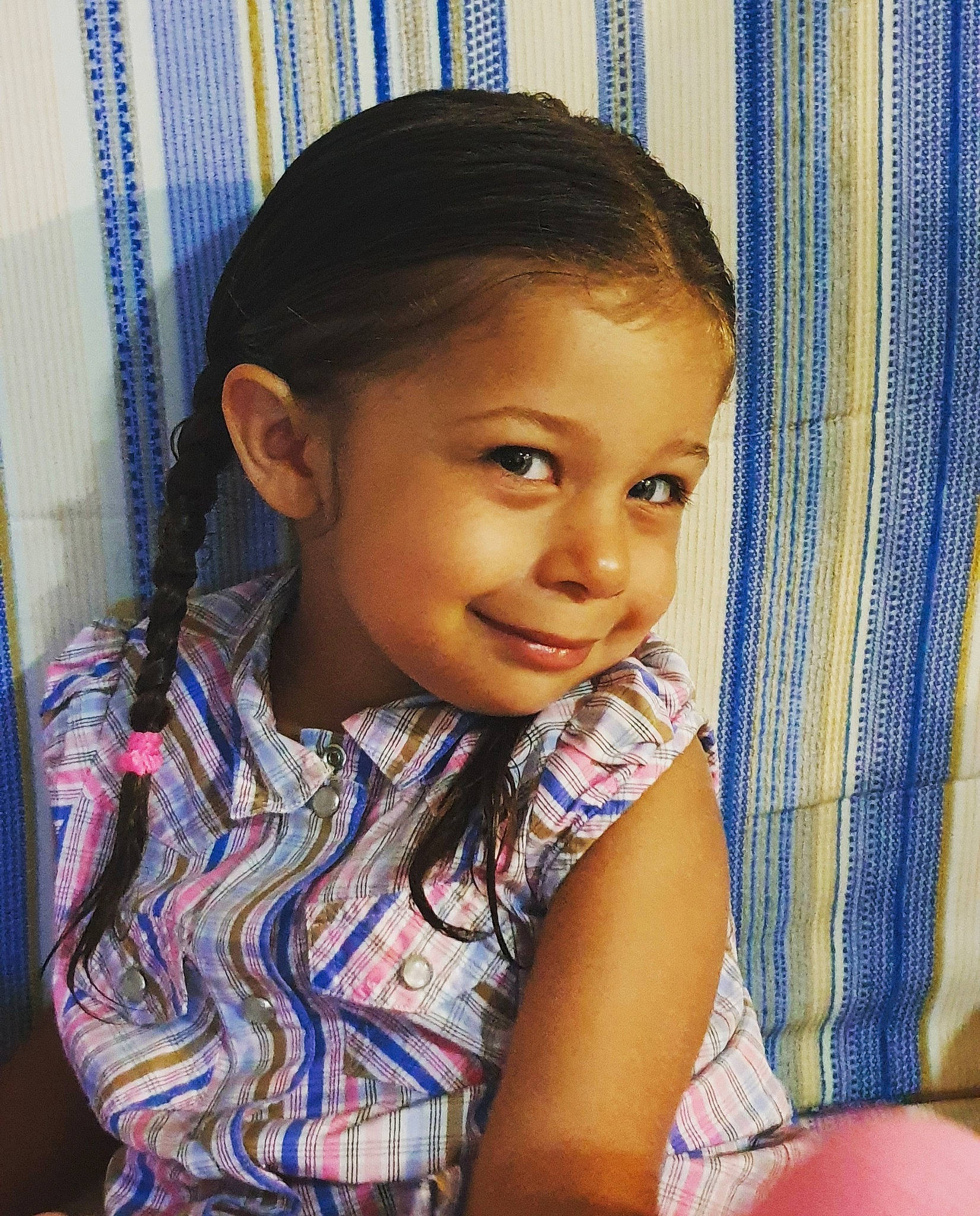 élise a rejoint le concours — aidez-le/la à gagner de superbes lots ! black_hair, blue, cheek, chin, cool, eye, eyebrow, forehead, hair, hairstyle, happy, head, human_body, iris, joy, lip, neck, nose, person, purple