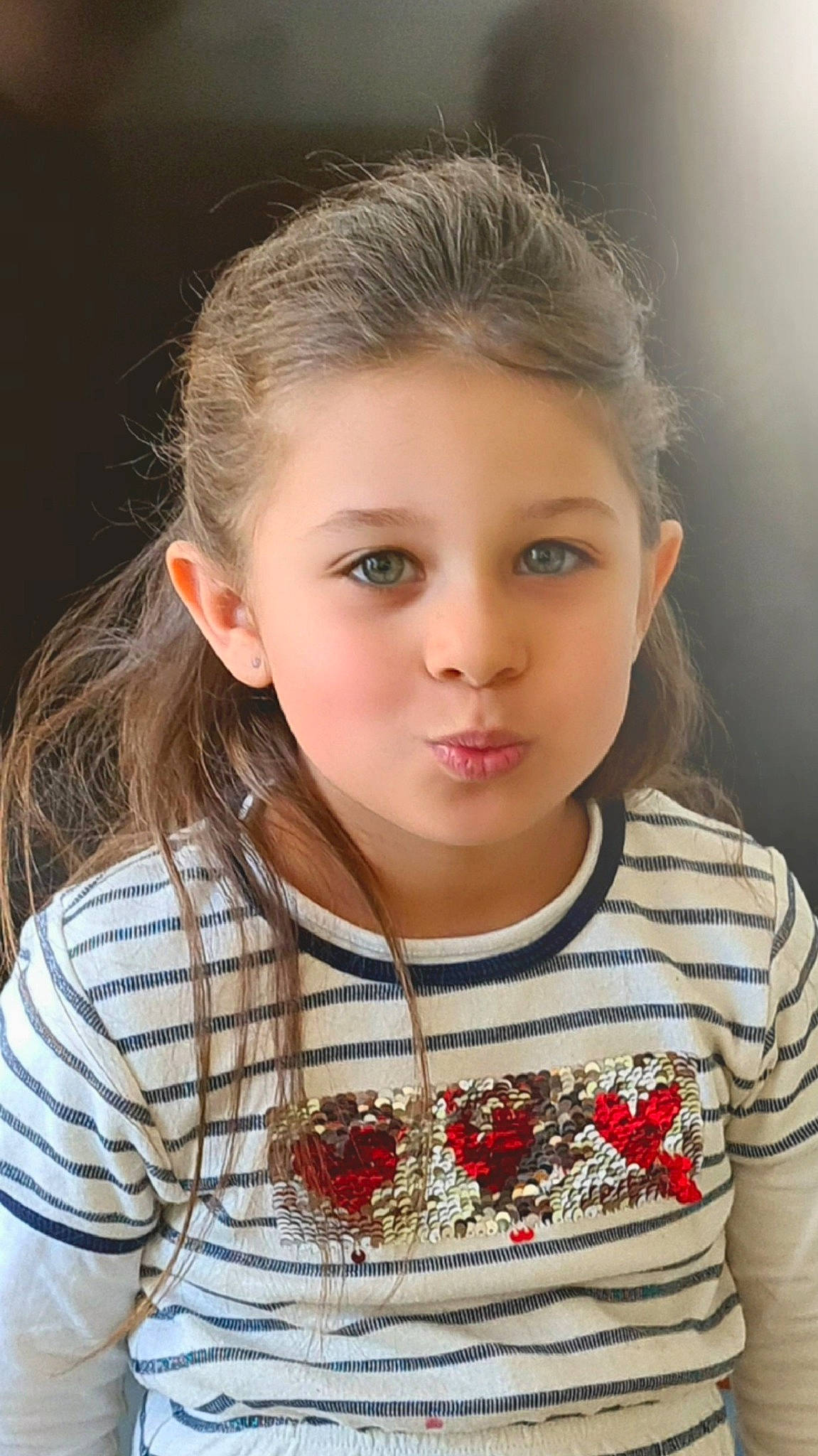 élise participe au concours pour gagner de l'argent avec cette photo : cheek, chin, eye, eyebrow, eyelash, face, facial_expression, flash_photography, hair, hairstyle, happy, head, human, iris, lip, neck, nose, person, skin, sleeve