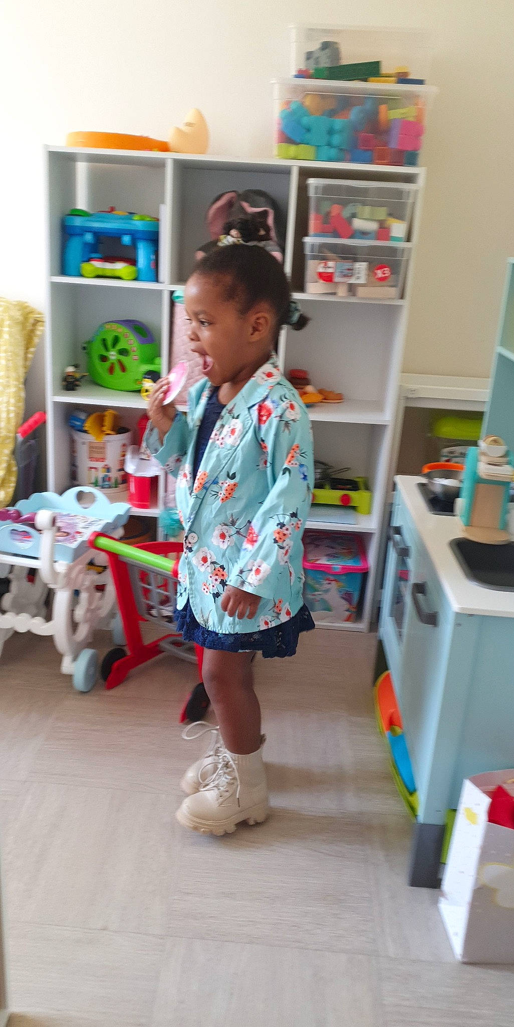 Assiyah a rejoint le concours — aidez-le/la à gagner de superbes lots ! bookcase, child, event, fashion_design, flooring, fun, hat, kindergarten, leisure, pattern, person, play, room, shelf, shelving, sock, stuffed_toy, t_shirt, toddler, toy