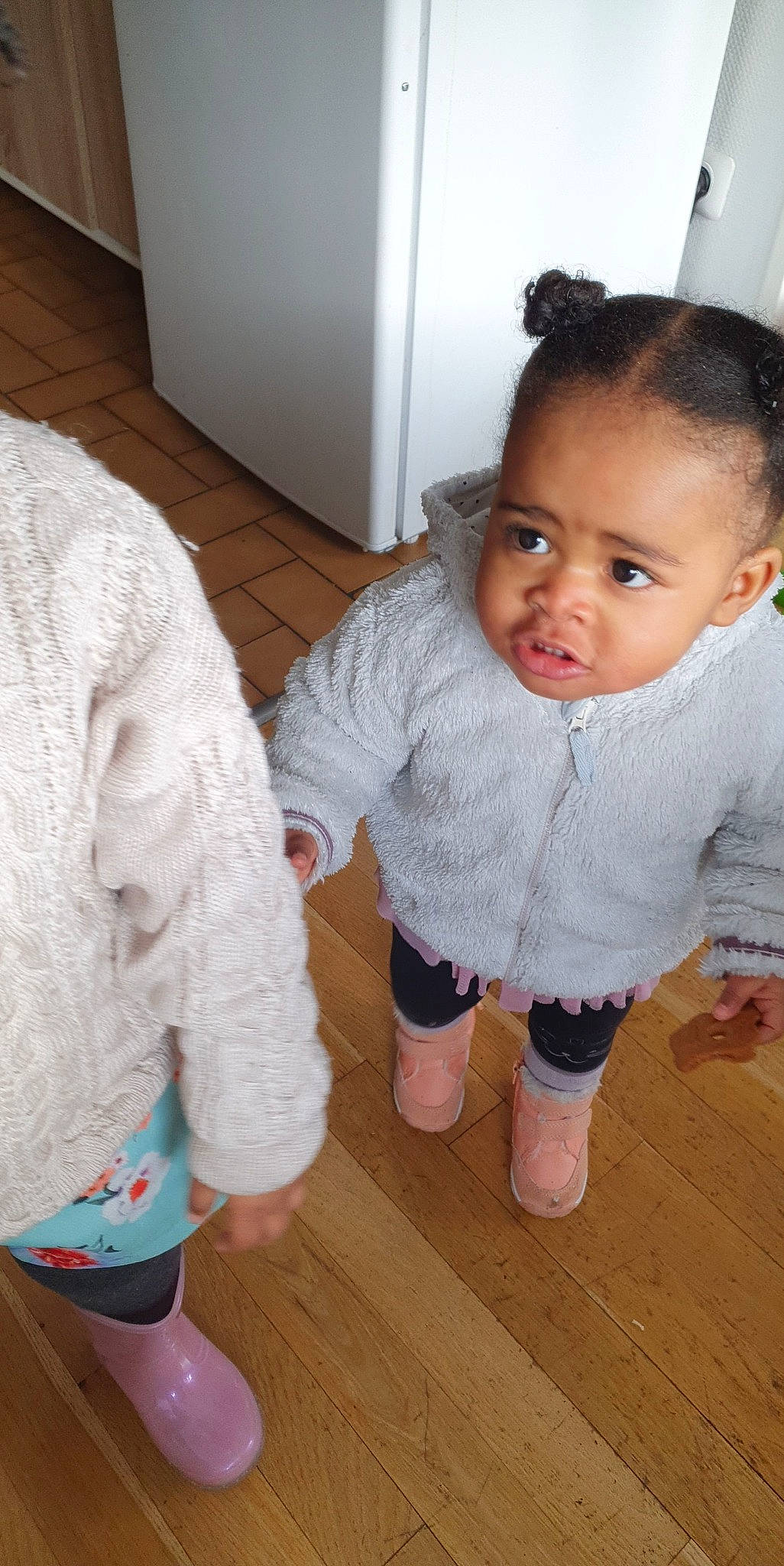 Kayliah a rejoint le concours — aidez-le/la à gagner de superbes lots ! baby, baby_toddler_clothing, cheek, eyelash, floor, flooring, fun, hair, happy, hardwood, iris, joint, mammal, nose, person, pink, skin, sleeve, standing, toddler