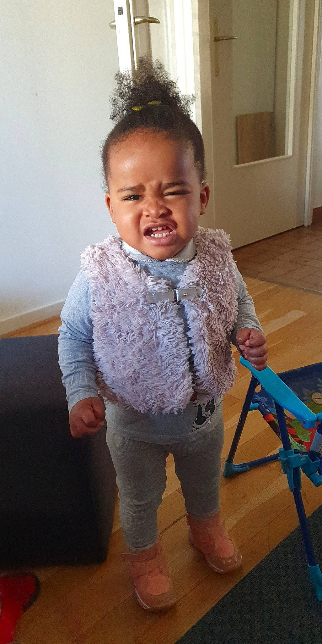 Kayliah a rejoint le concours — aidez-le/la à gagner de superbes lots ! baby, baby_toddler_clothing, cheek, child, eye, floor, flooring, happy, head, iris, pattern, person, sitting, skin, sleeve, smile, sorrow, t_shirt, toddler, wood
